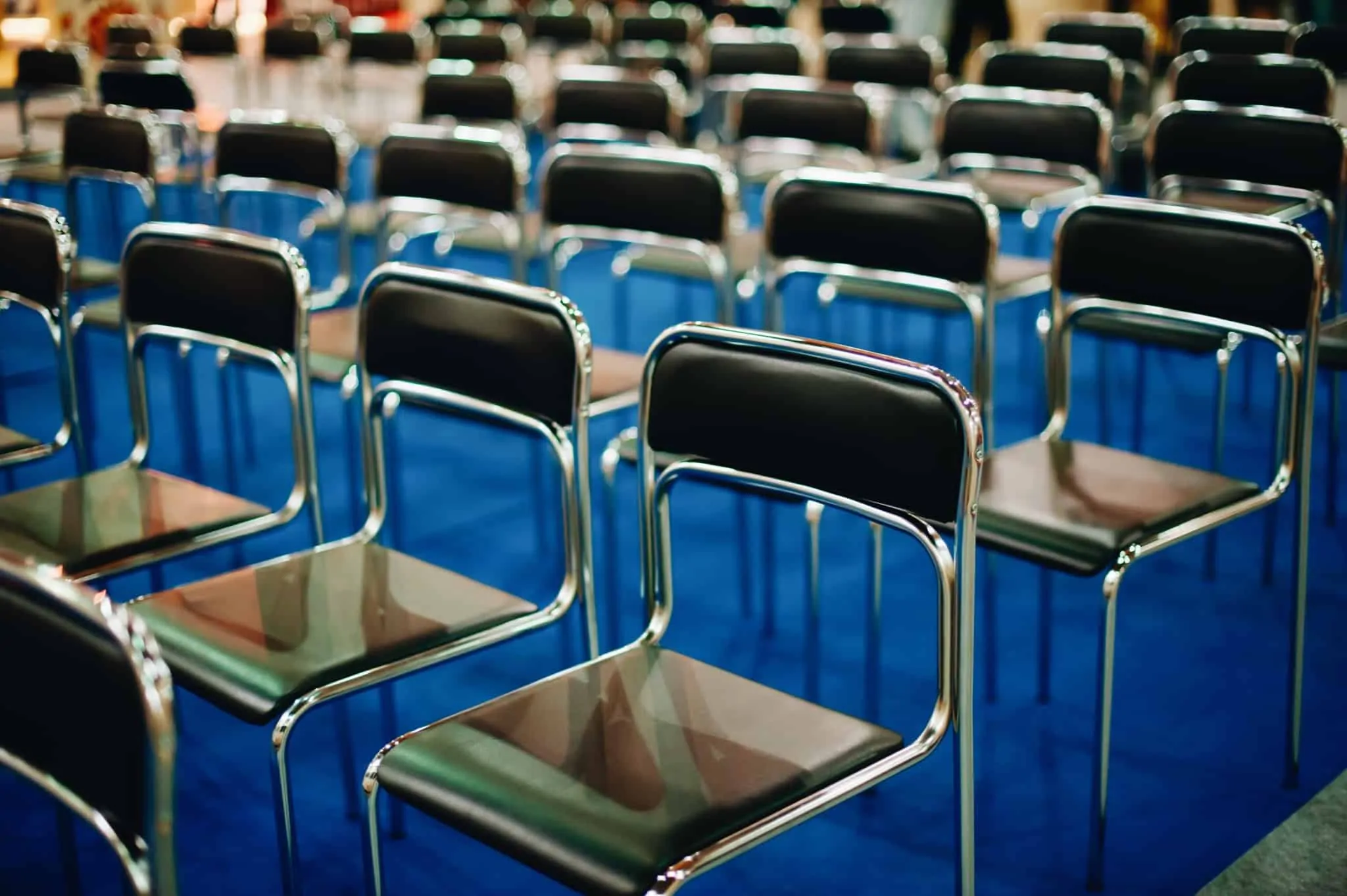 Despedimento coletivo: Quais são os direitos dos trabalhadores? cadeiras de metal numa sala vazia