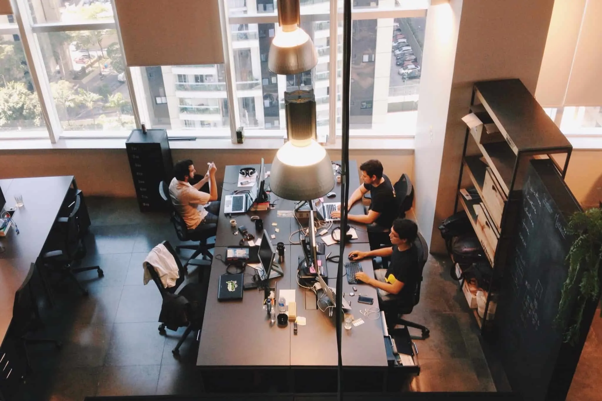 O que são as diuturnidades? Conheça este tipo de compensação Pessoas num local de trabalho em regime de open