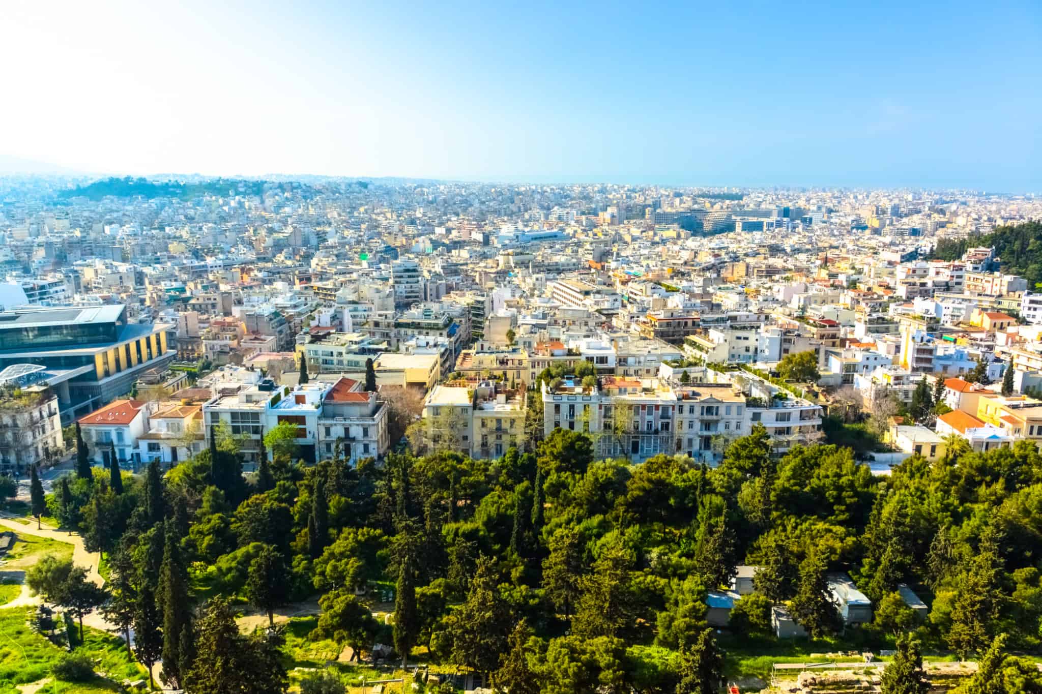 Preços das casas estabilizam em agosto Vista sobre uma cidade em que se vê uma parte de floresta e muitos prédios
