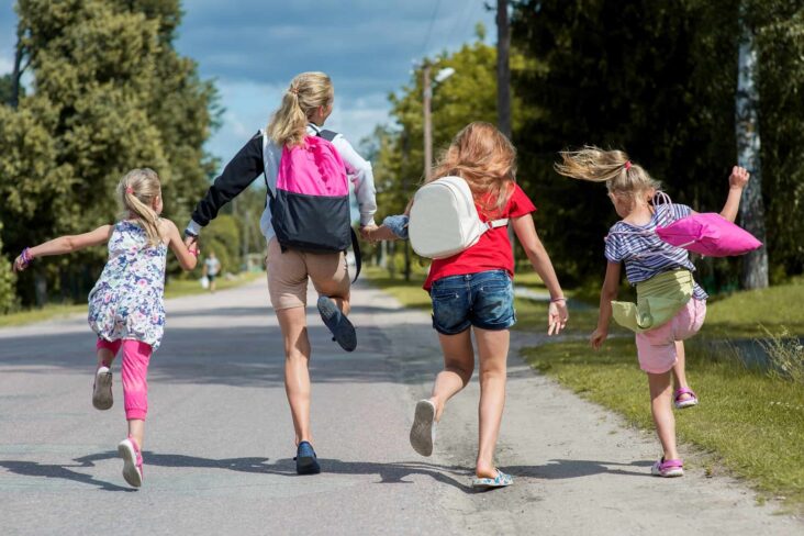 crianças a andar na rua para a escola