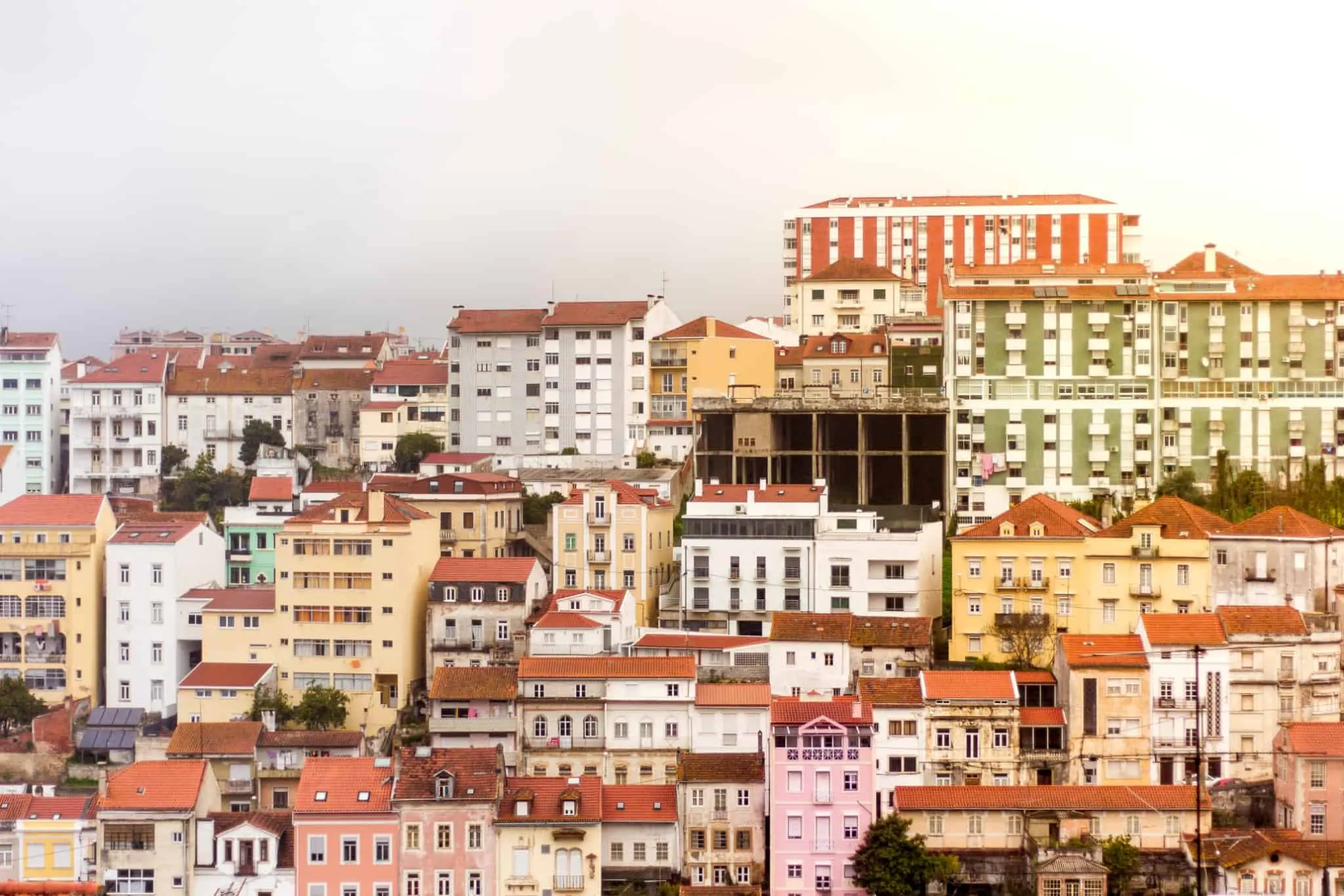 imagem de edifícios na cidade de coimbra