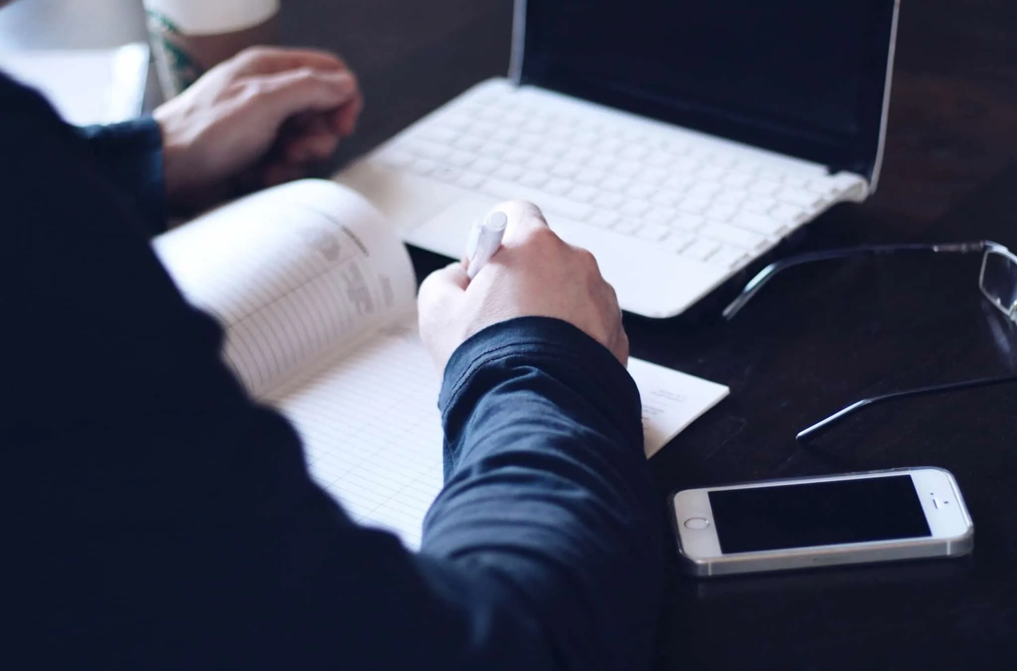 Crédito para estudar: o que abrangem e como funcionam? Homem a apontar despesas num caderno
