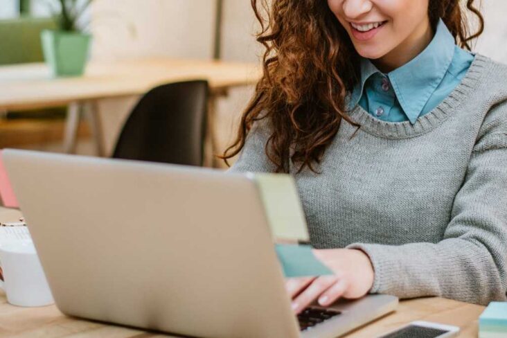 Mulher a trabalhar ao computador