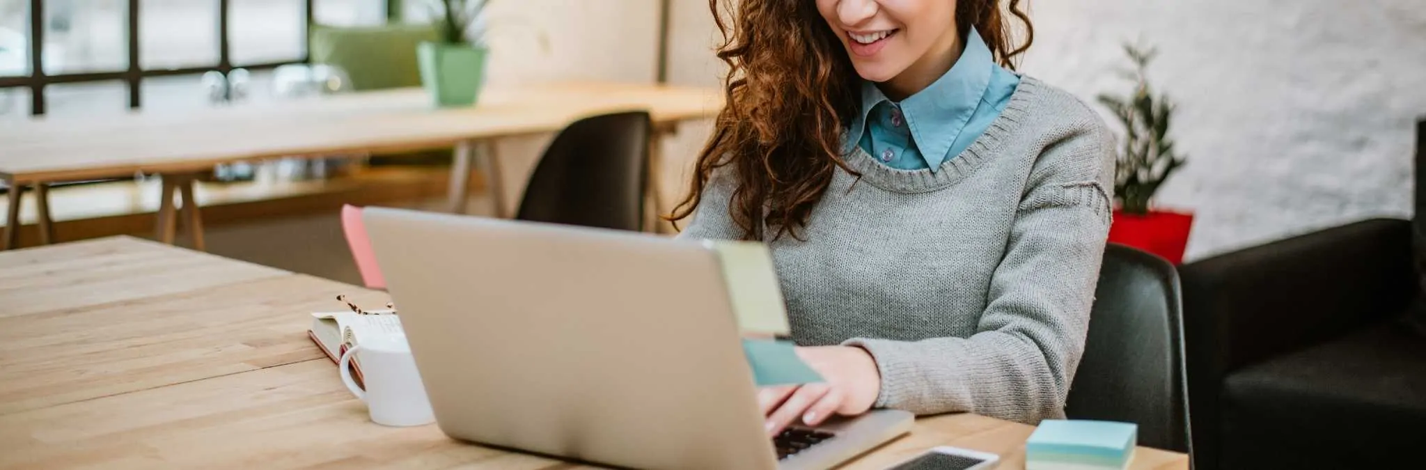 Quais os documentos necessários para o Crédito Habitação? Tome nota Mulher a trabalhar ao computador