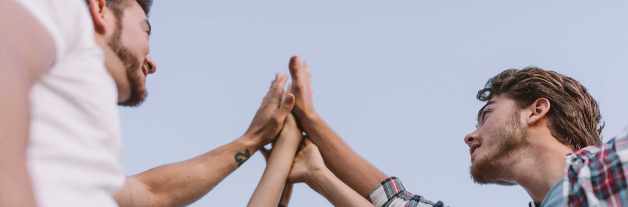 jovens com as mãos juntas