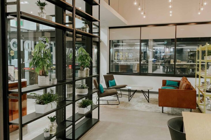 cowork com estante grande preta