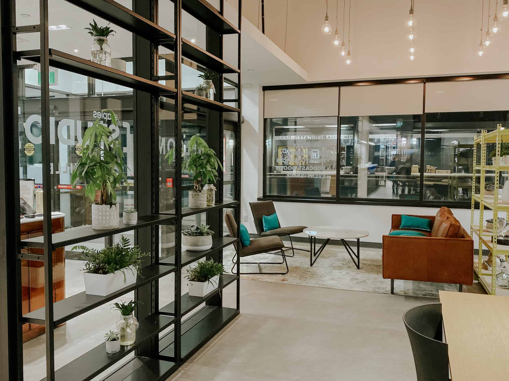 cowork com estante grande preta