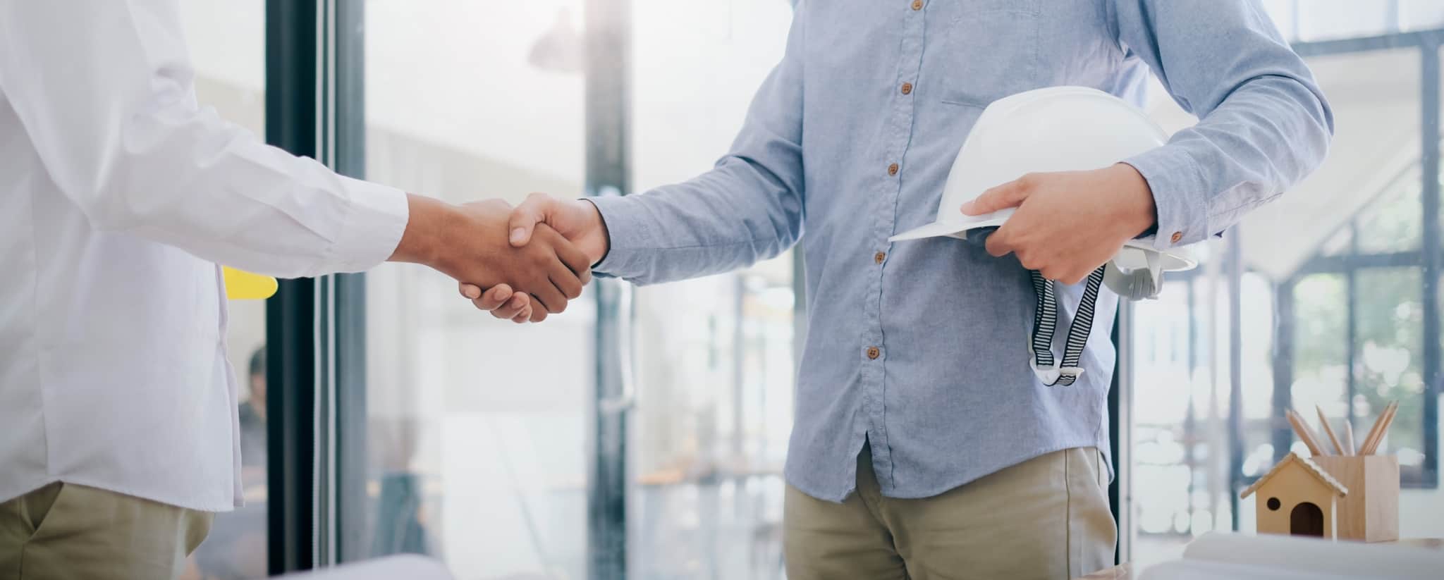 dois homens a apertar a mão