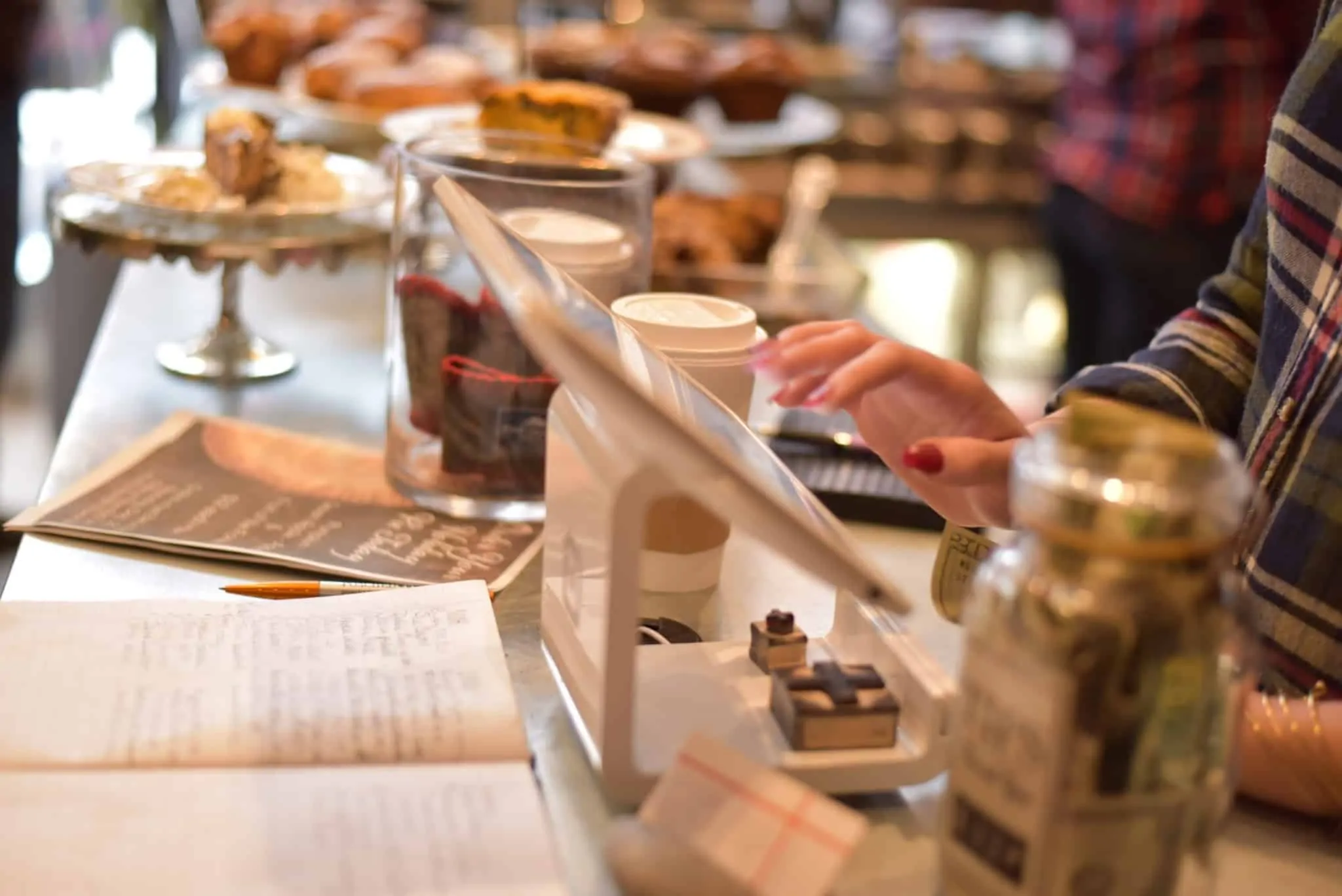 Fatura simplificada: Para que serve Balcão de café ou pastelaria, onde se pode ver alguém a usar a caixa registadora