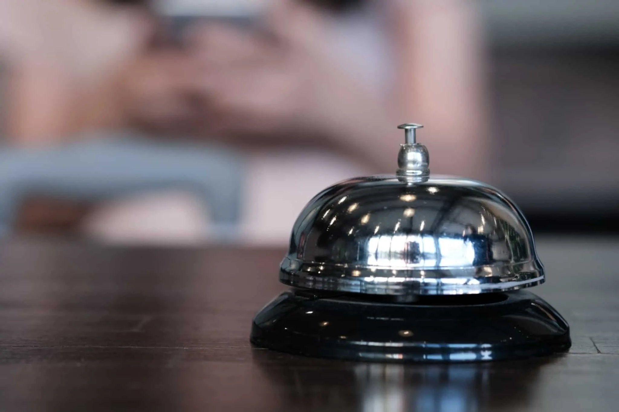 Governo lança novos subsídios e linhas de crédito para apoiar empresas imagem de uma campainha de receção de hotel