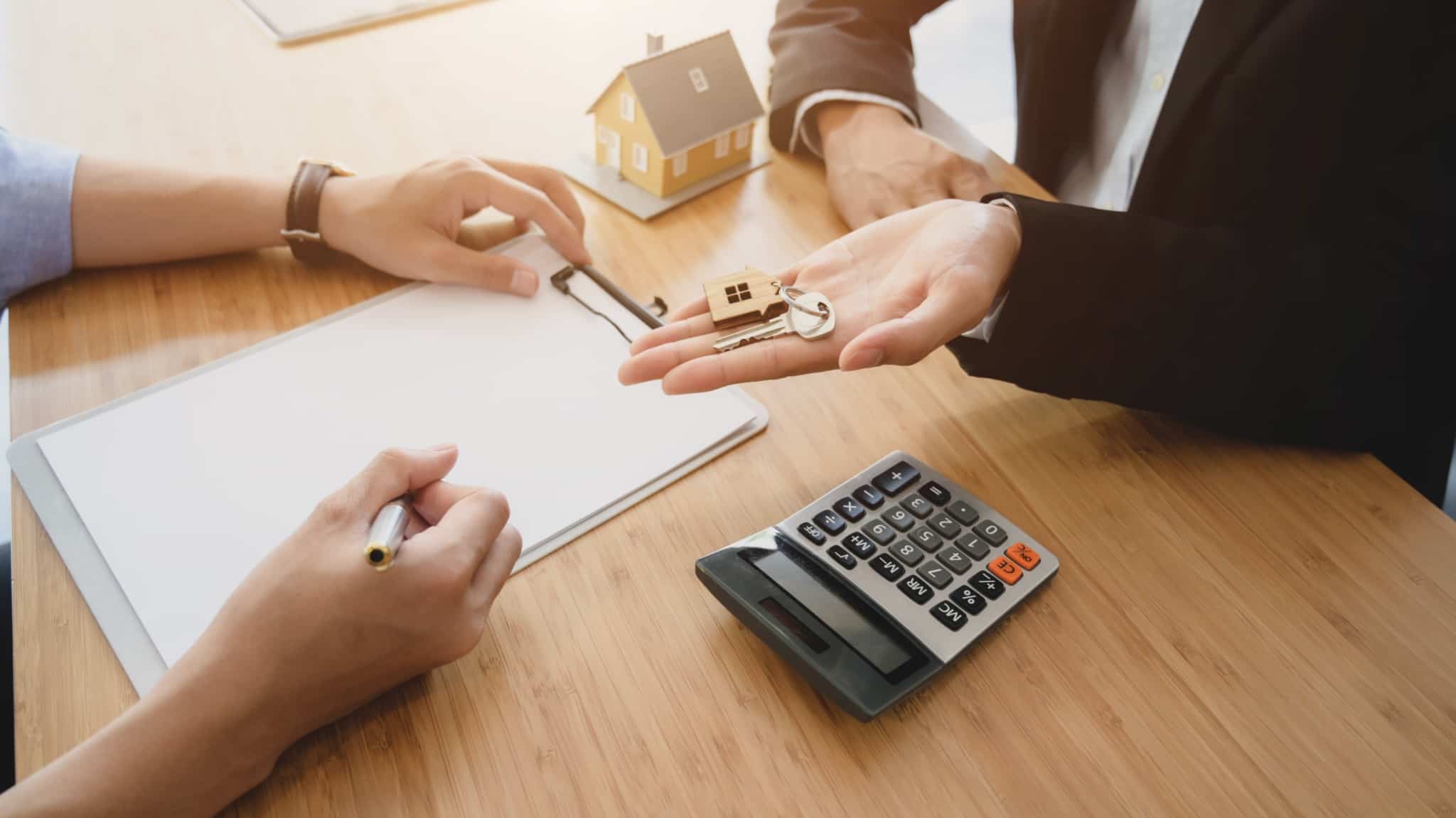 Duas pessoas a fecharem o contrato de uma casa