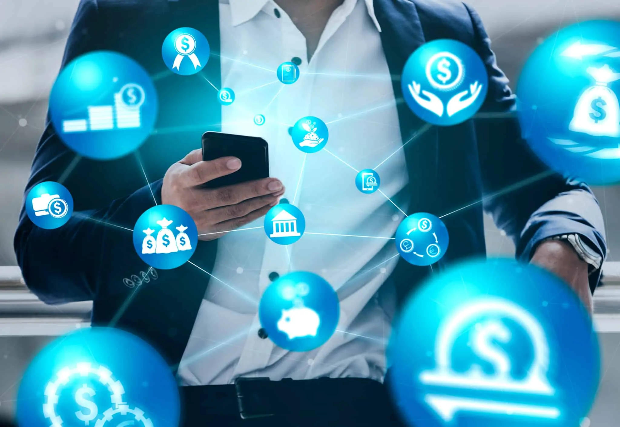 Fintechs: Os desafios e o impacto da pandemia neste ecossistema Homem a ver o telemóvel e à volta é possível ver-se icons de aplicações, que parecem sair do aparelho