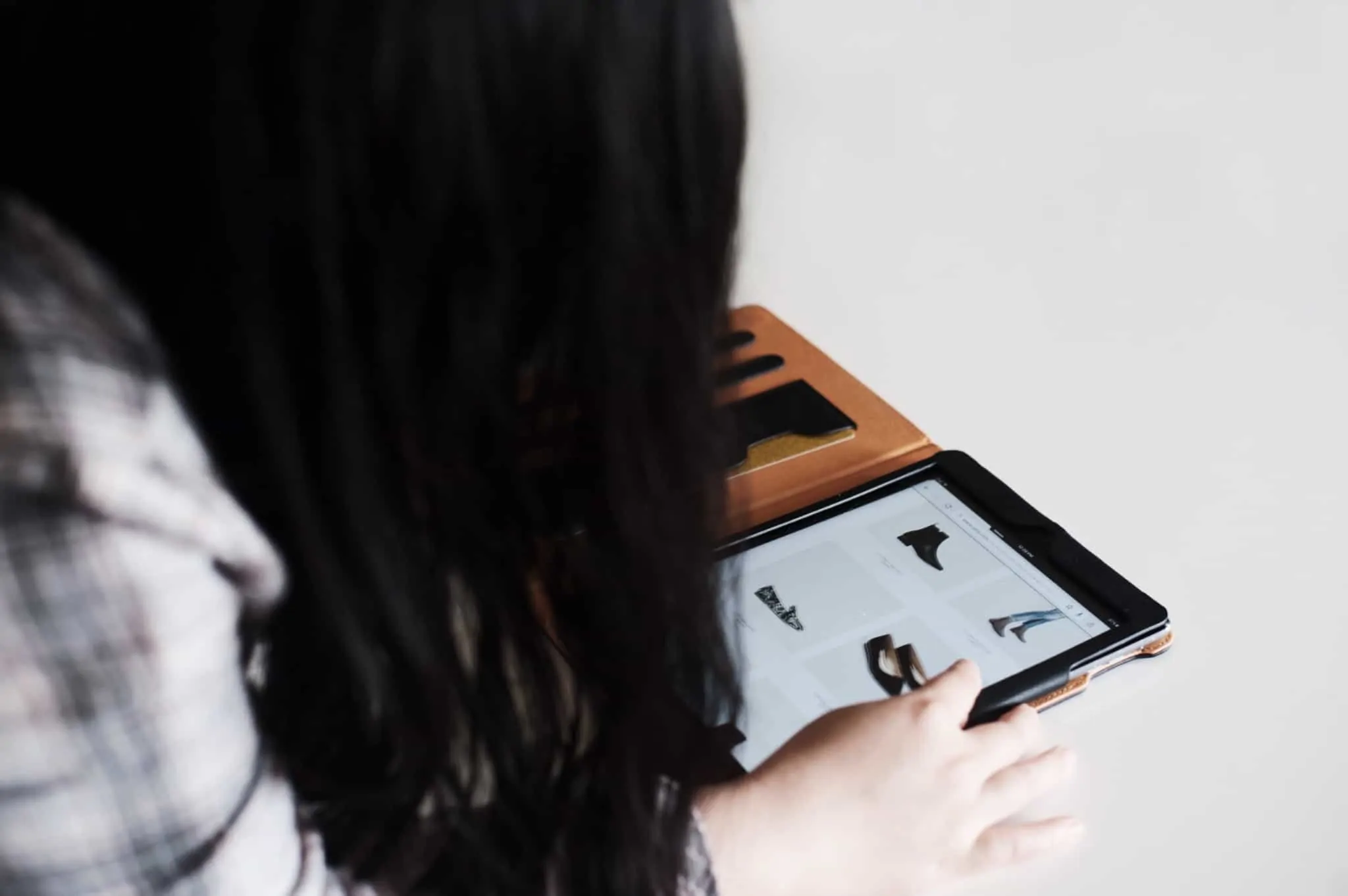 9 dicas para a Black Friday rapariga faz compras de sapatos através do tablet