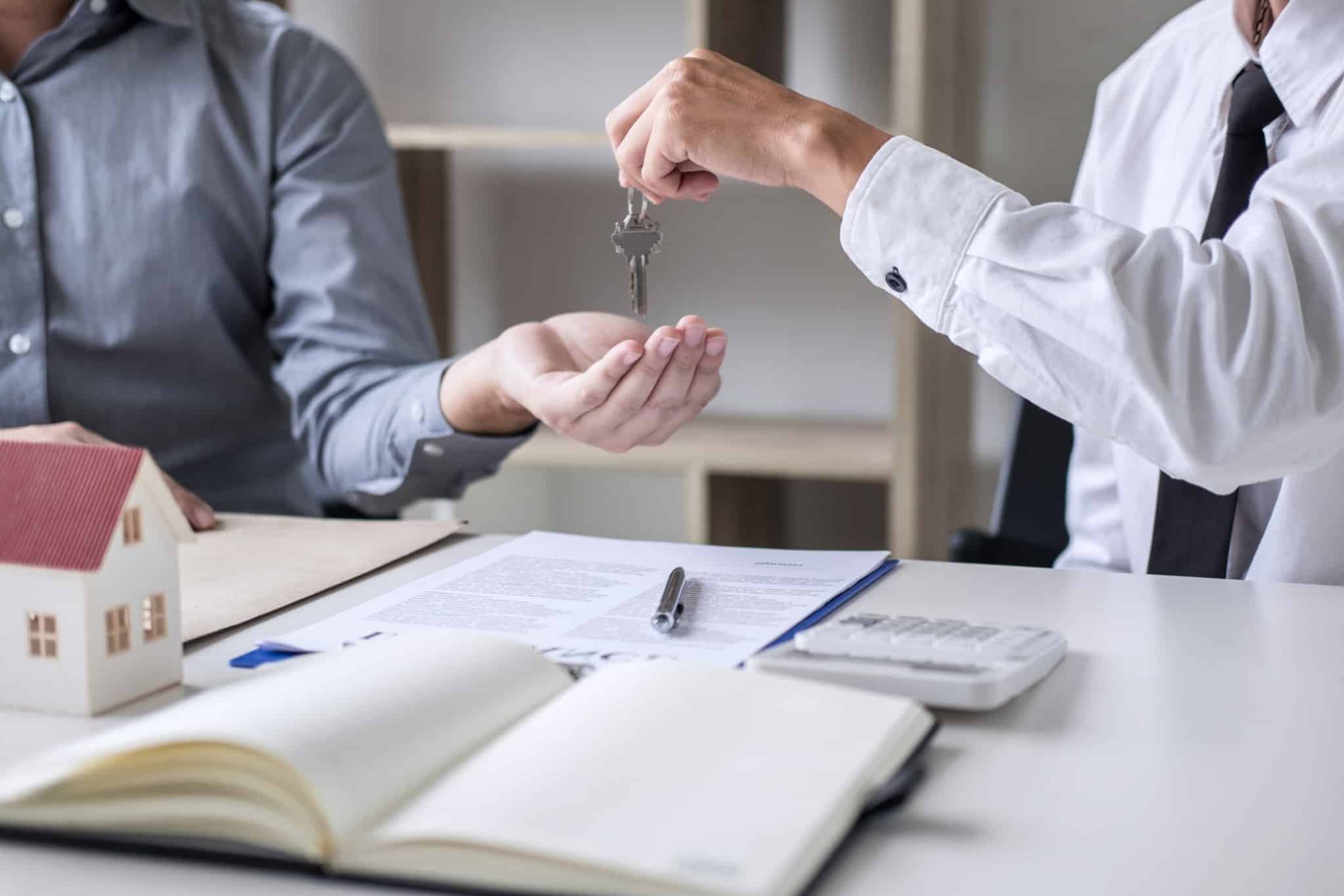 Senhorio dá a chave de casa a inquilino, após a assinatura de um contrato de arrendamento