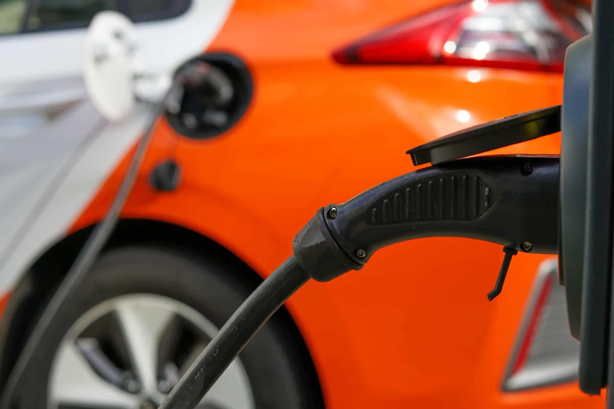 Saiba como funciona o voucher para aquisição de veículos elétricos Carro elétrico a abastecer