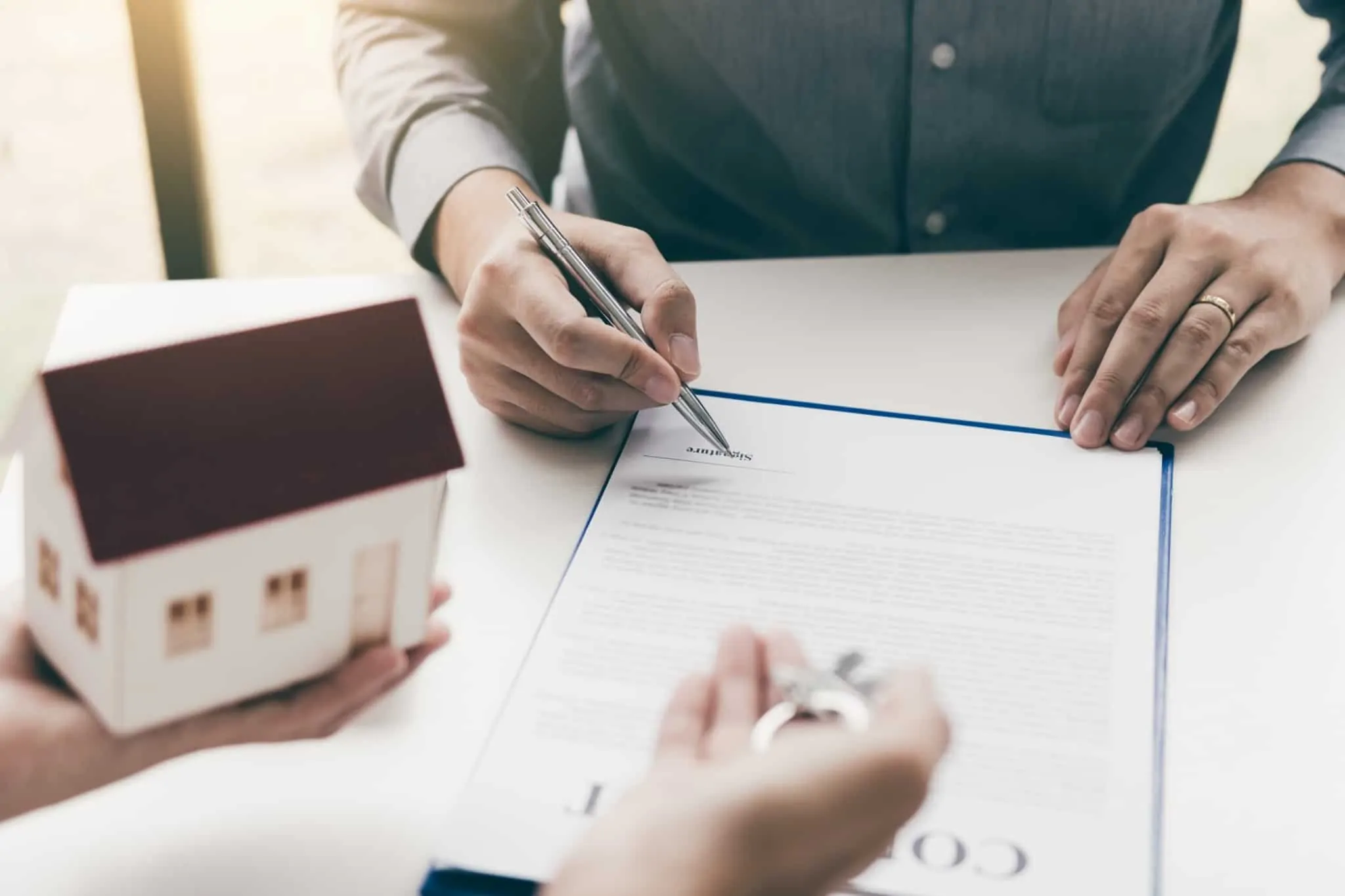 Contrato de Arrendamento: Que tipos existem? Homem assina um contrato de arrendamento de uma casa e conhece os direitos e deveres dos inquilinos
