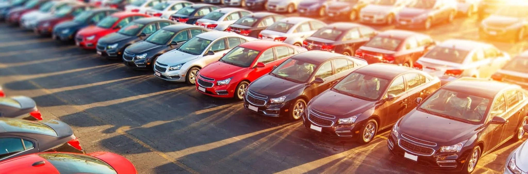 Como saber se o carro que quero comprar está penhorado? carros estacionados lado a lado