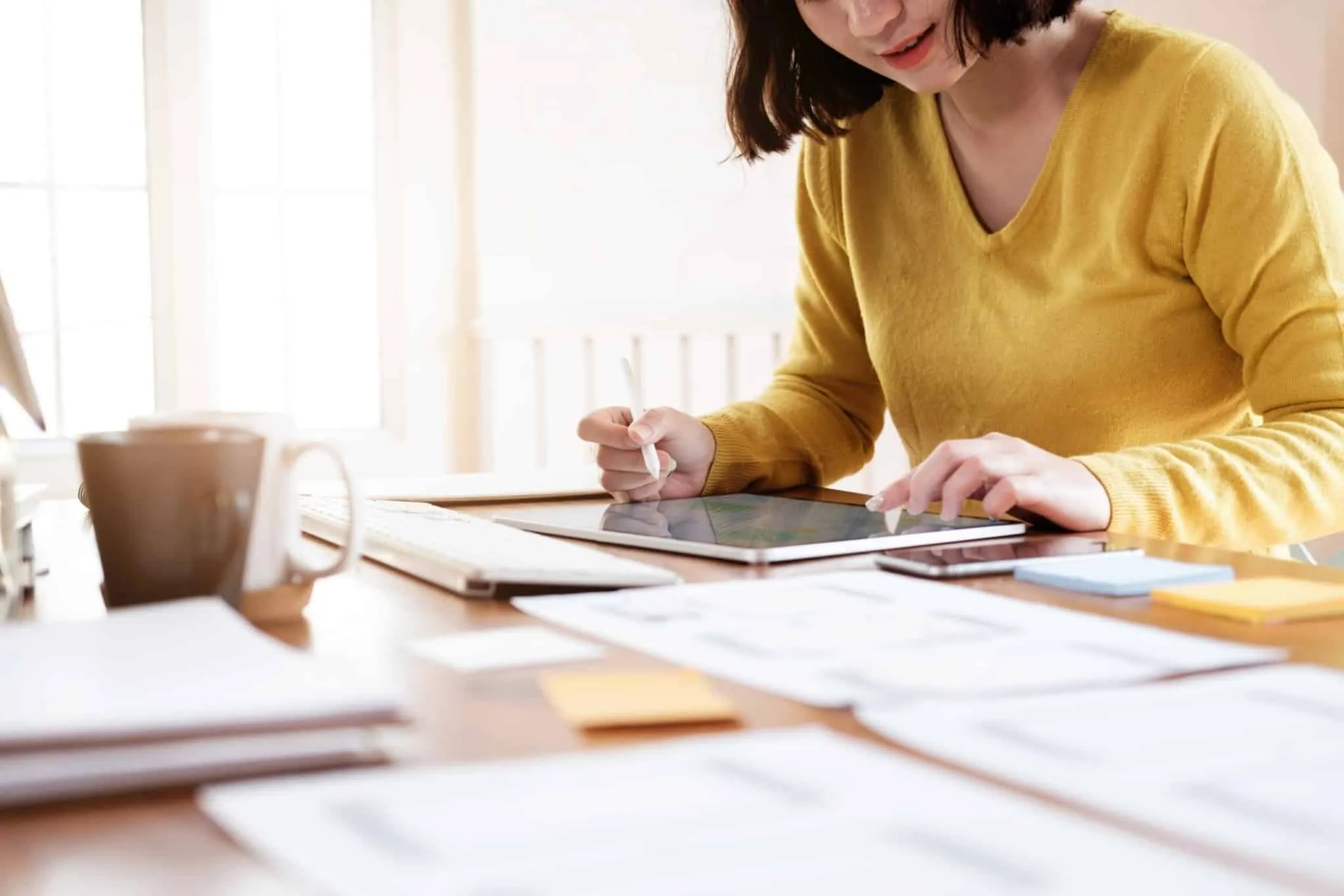 Simulador: Quanto vai aumentar o seu salário líquido em 2021? Mulher trabalha num tablet