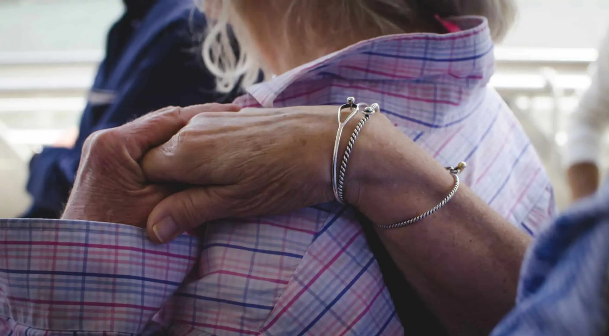 Complemento solidário para idosos – sabe o que é? Casal de mãos dadas