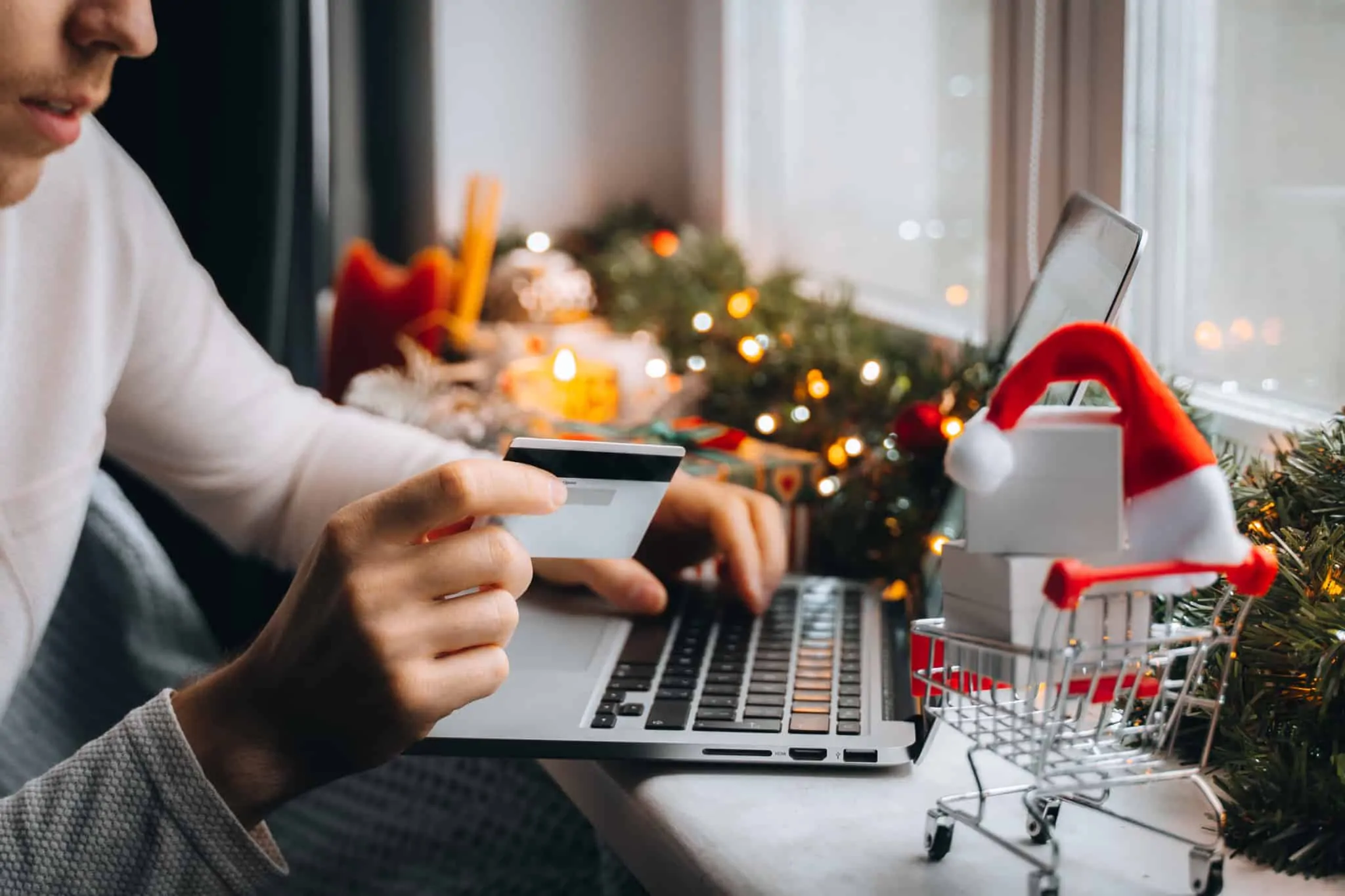10 dicas para um Natal seguro (financeiramente, mas não só) Pessoa a comprar compras de natal na internet