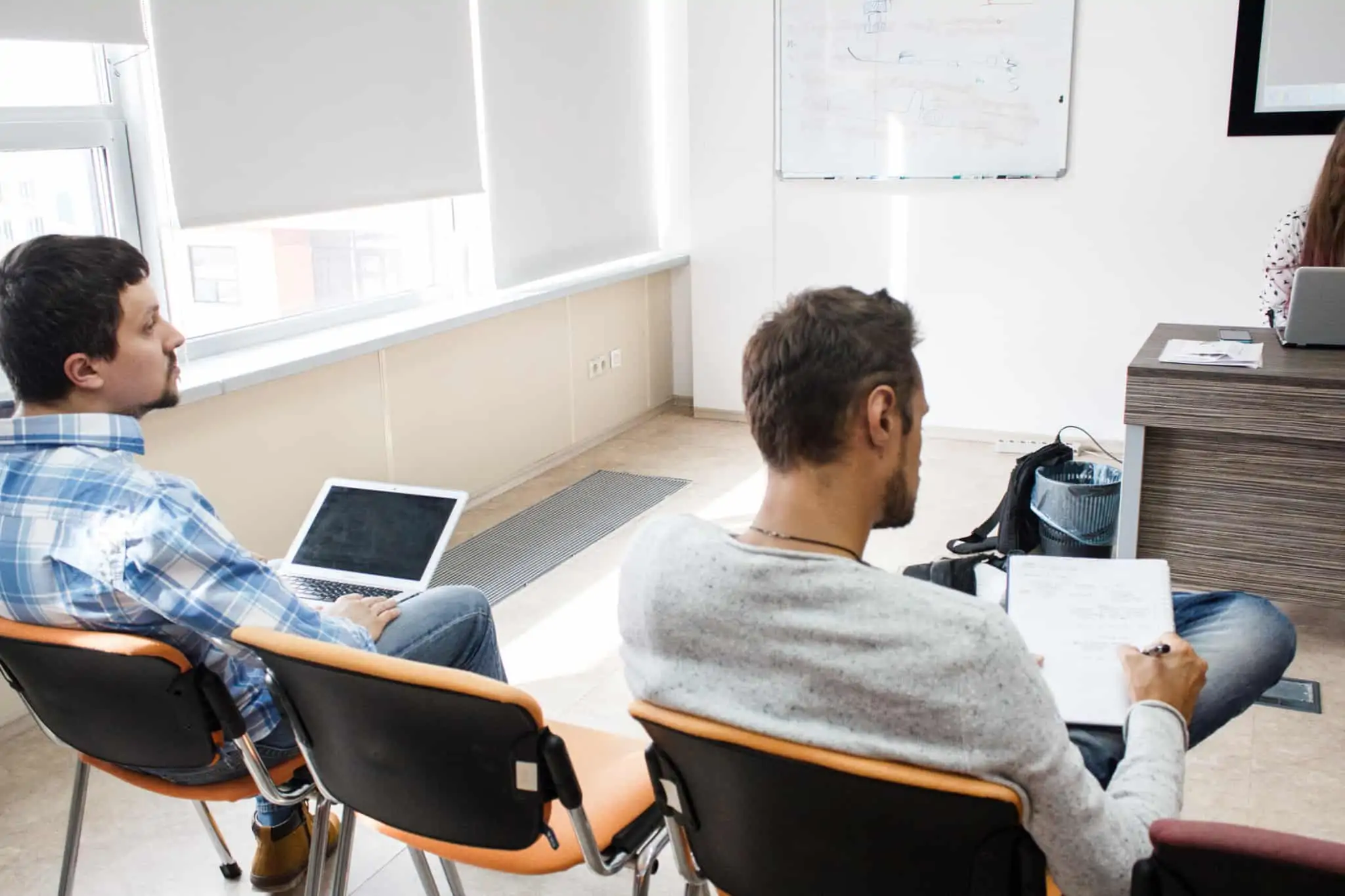 Contrato de aprendizagem – o que é e a quem se destina? Dois jovens sentadas com computadores e cadernos, durante uma aula
