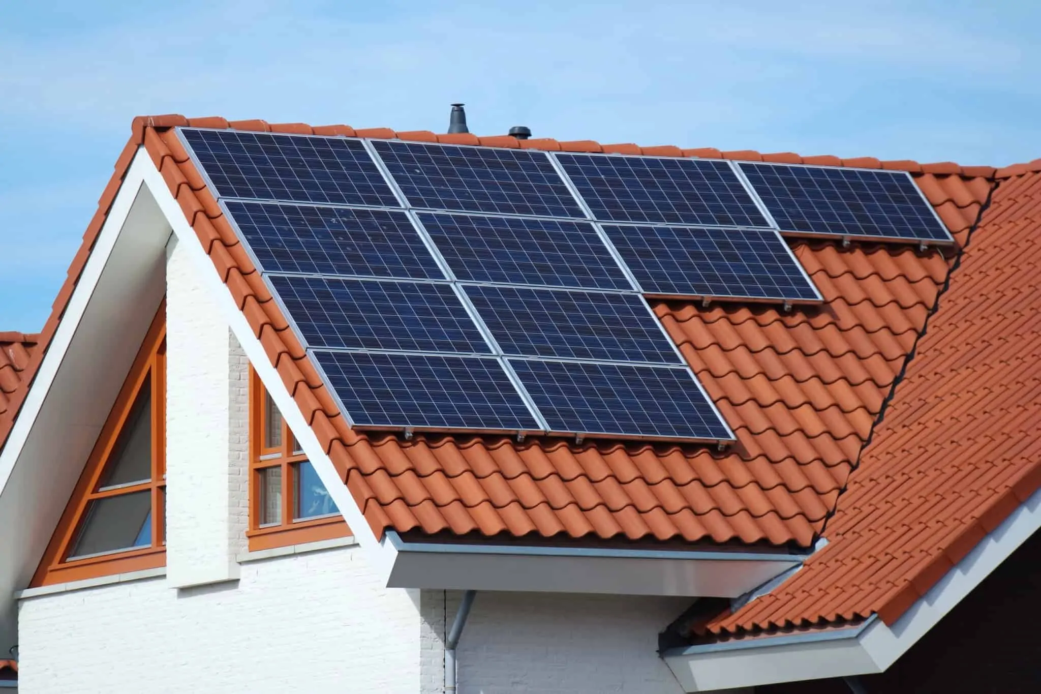 Conheça os principais tipos de painéis solares fotovoltaicos casa com painéis solares