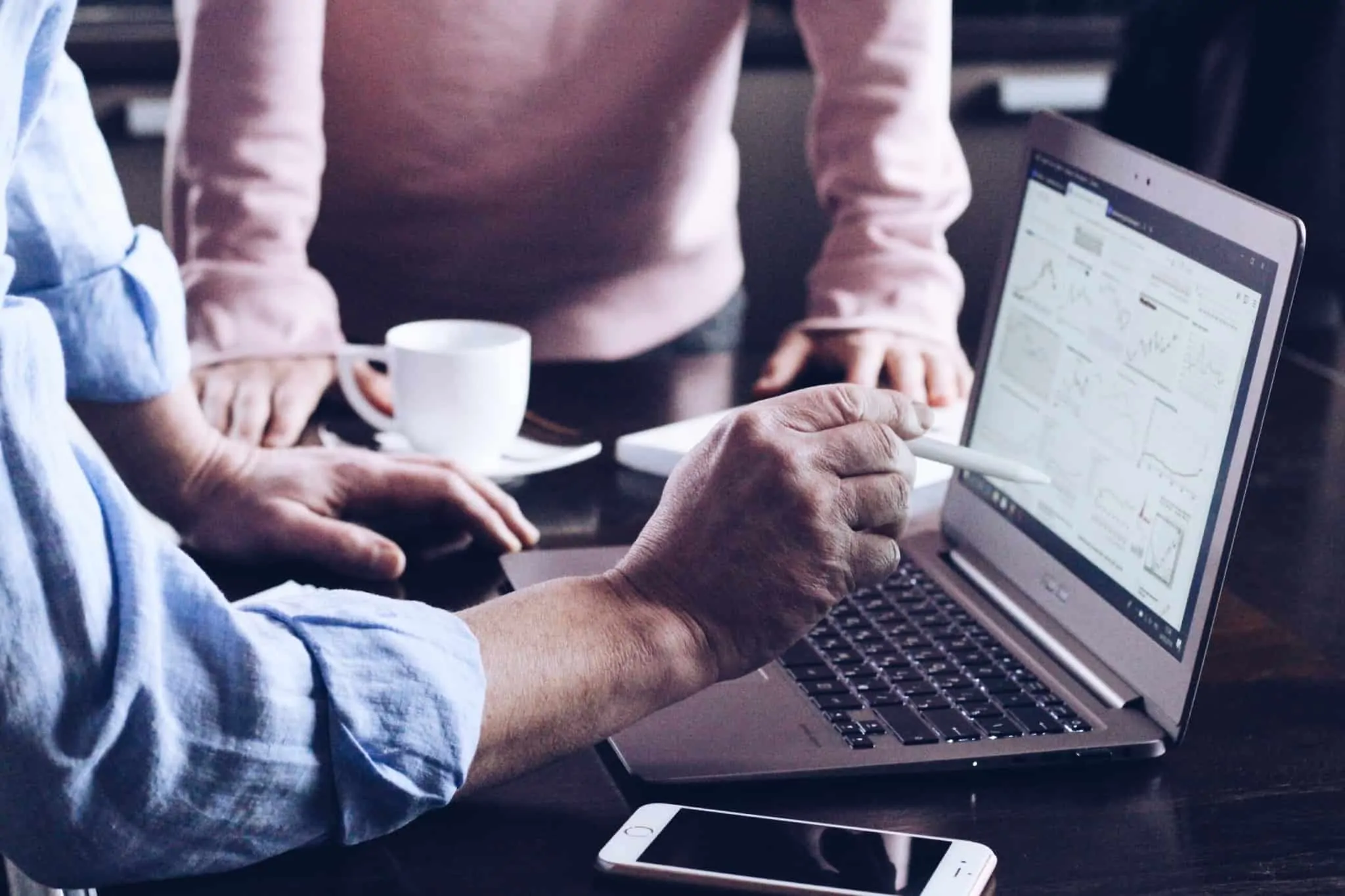 Em que situações deve suspender o subsídio de desemprego e o que acontece se não o fizer Homem sentado em frente ao computador. Ao seu lado está uma mulher a olhar para o monitor do computador