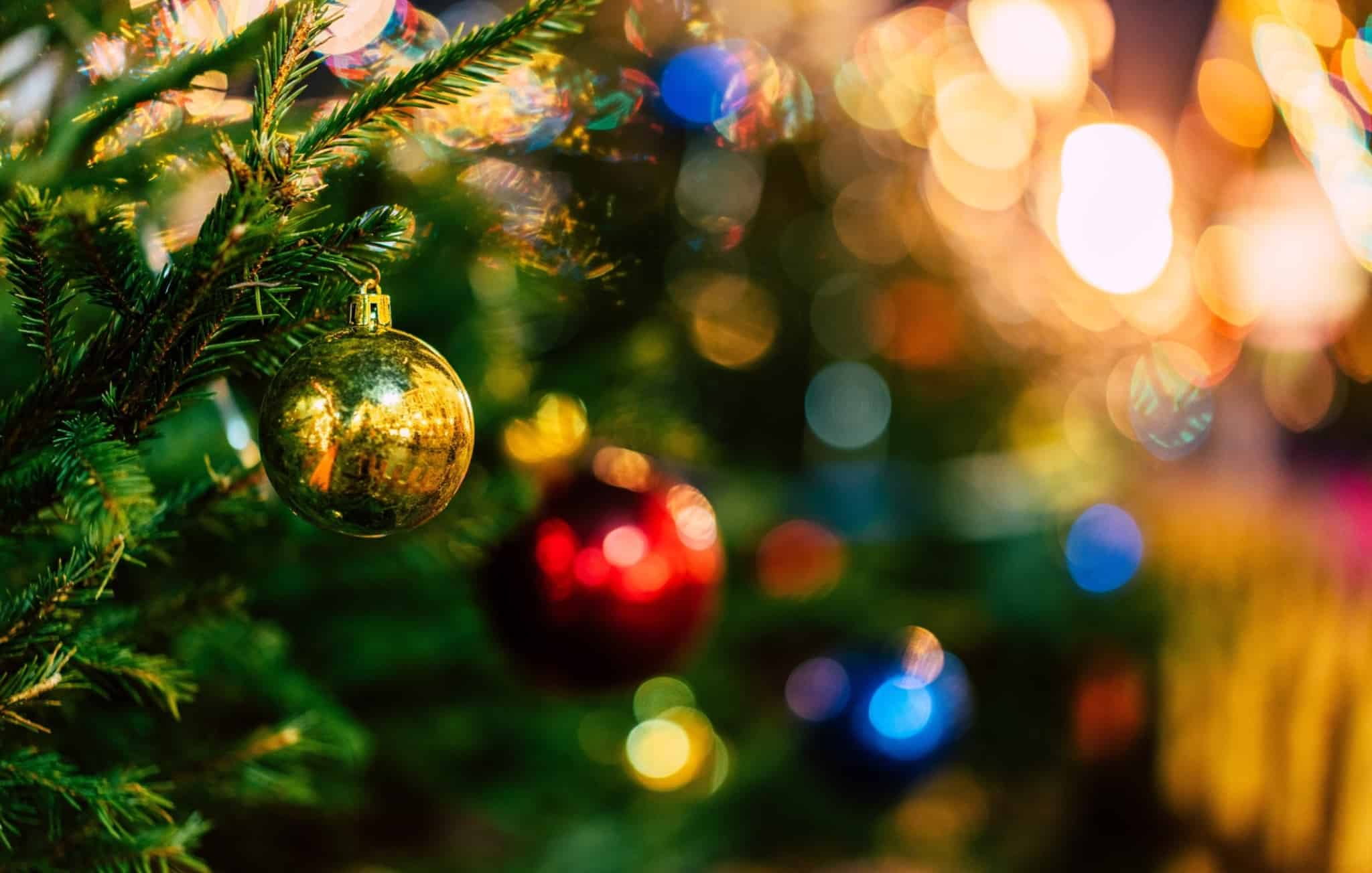 Decorações de Natal. Uma árvore de Natal com bolas e luzes