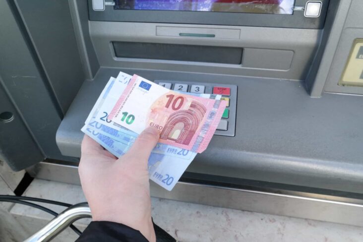 Pessoa faz levantamento de dinheiro num multibanco