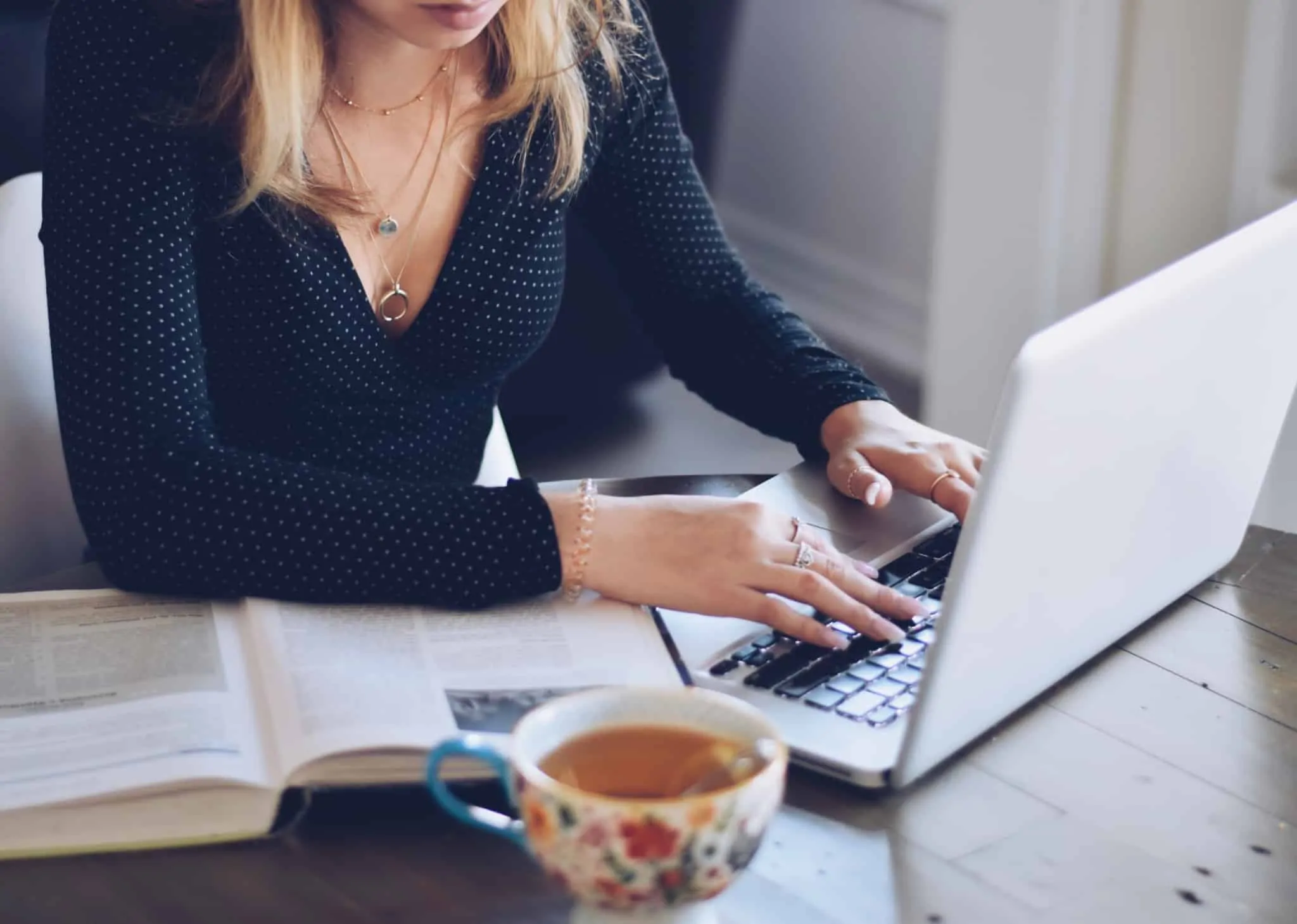 Mulher escreve no computador portátil