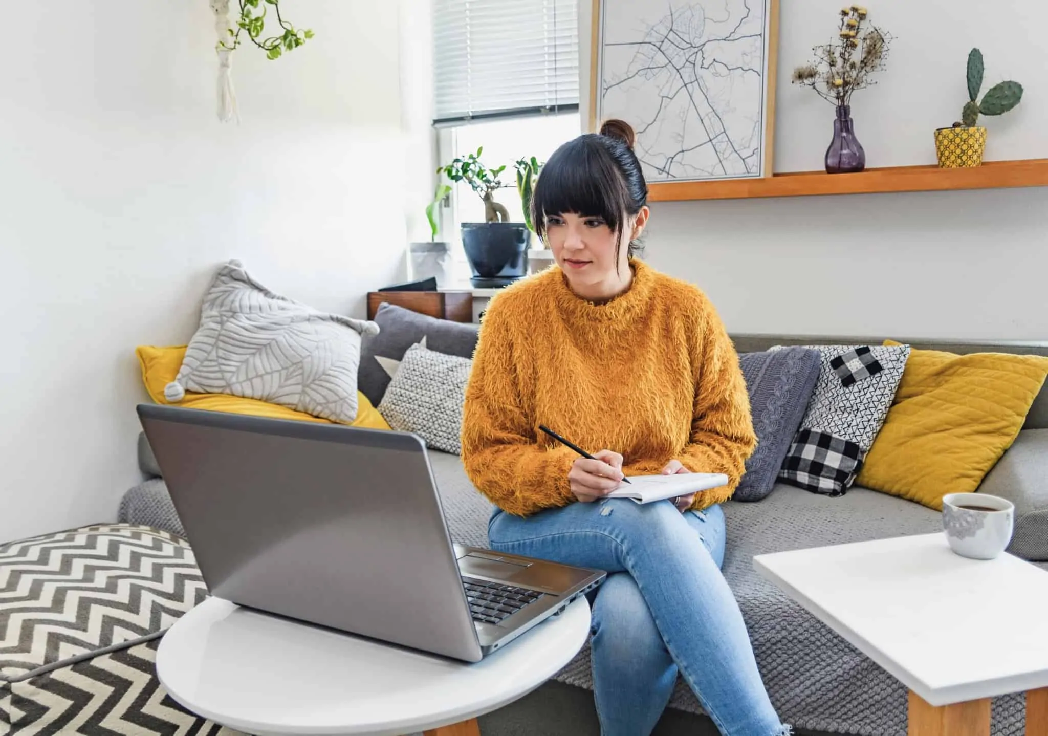 74% dos trabalhadores quer manter o teletrabalho parte do tempo em 2021 teletrabalho mulher a trabalhar no sofá
