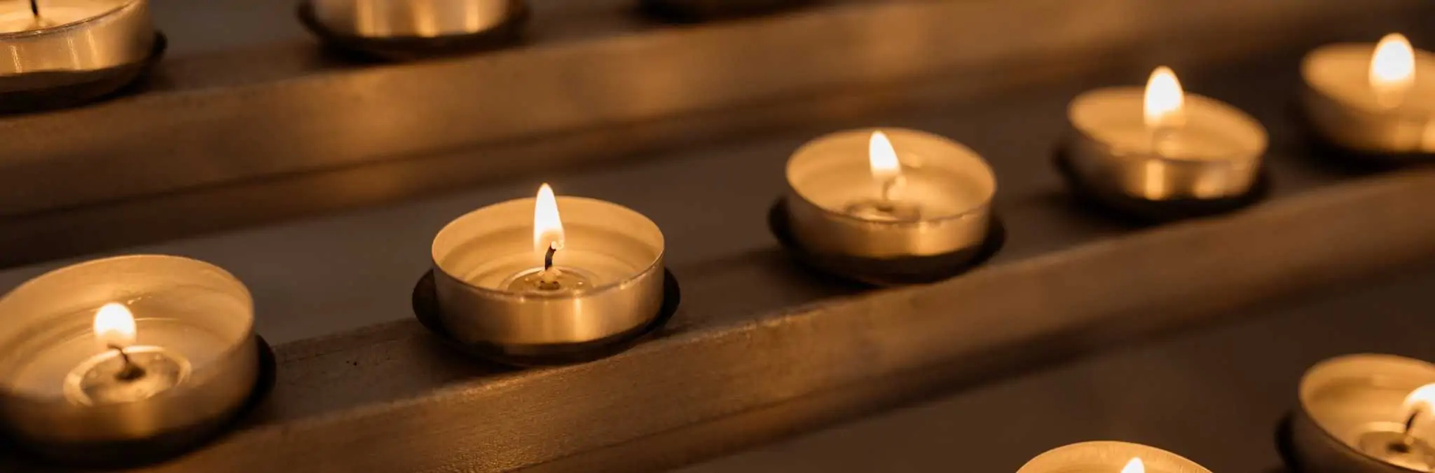 Burocracias após a morte de um familiar conjunto de velas acesas