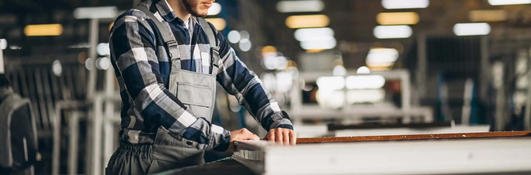 Quanto custa um trabalhador à empresa? trabalhador numa bancada de trabalho
