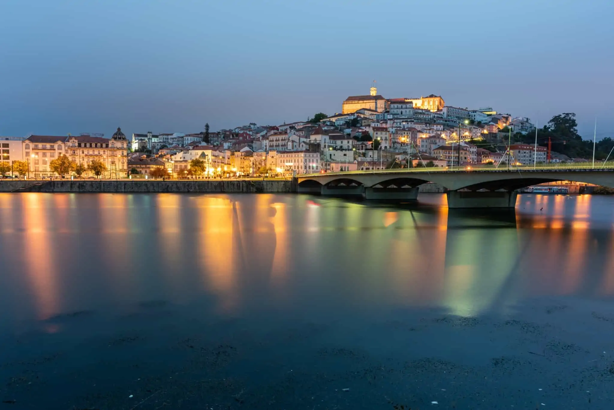 Caderneta predial: O que é, para que serve e quando é necessária Vista de Coimbra do lado do rio
