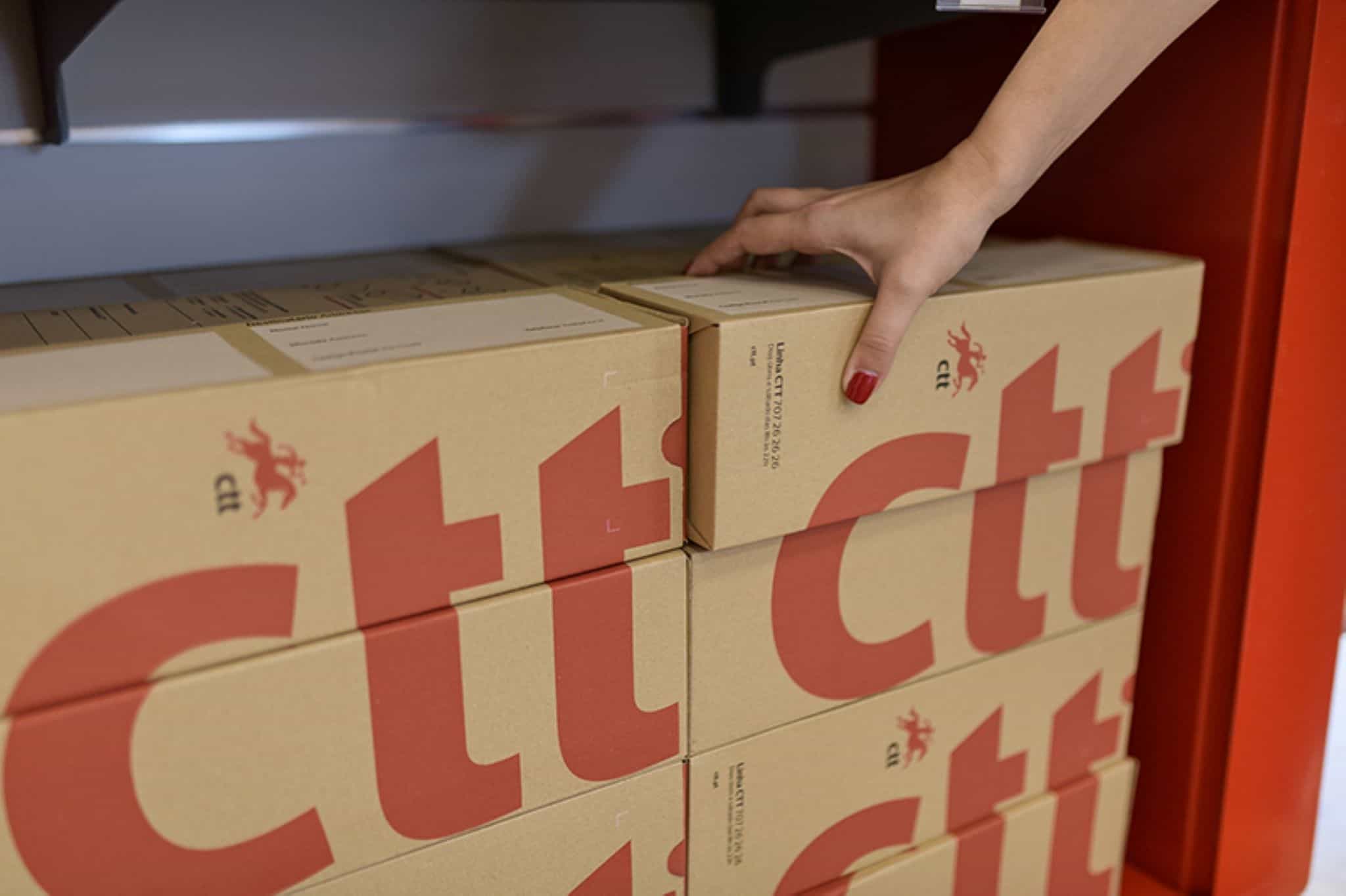 Caixas de cartão dos CTT empilhadas