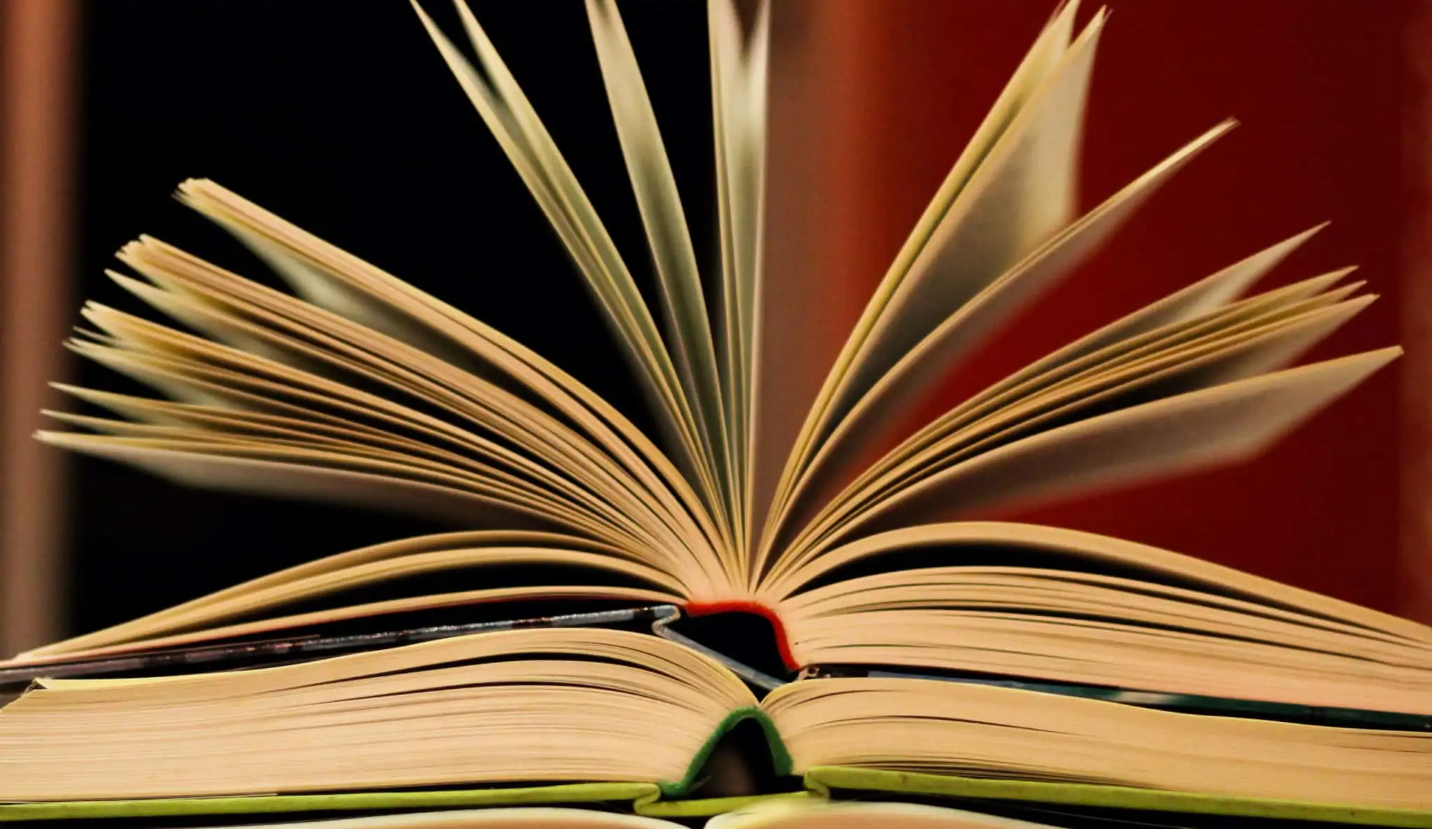 Livro aberto sobre uma mesa