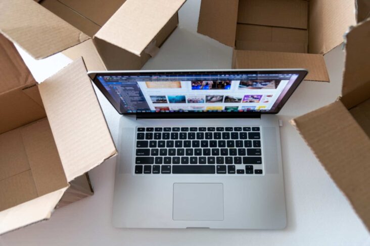 Um computador no chão rodeado de caixas