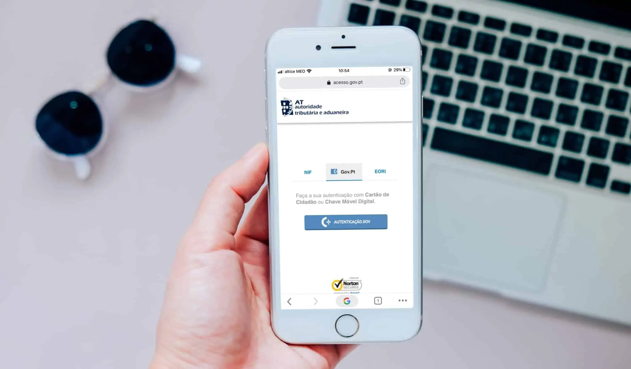 Como pedir senha das Finanças para os filhos site do portal das finanças no telemóvel, a ilustrar como pedir senha das Finanças para os filhos