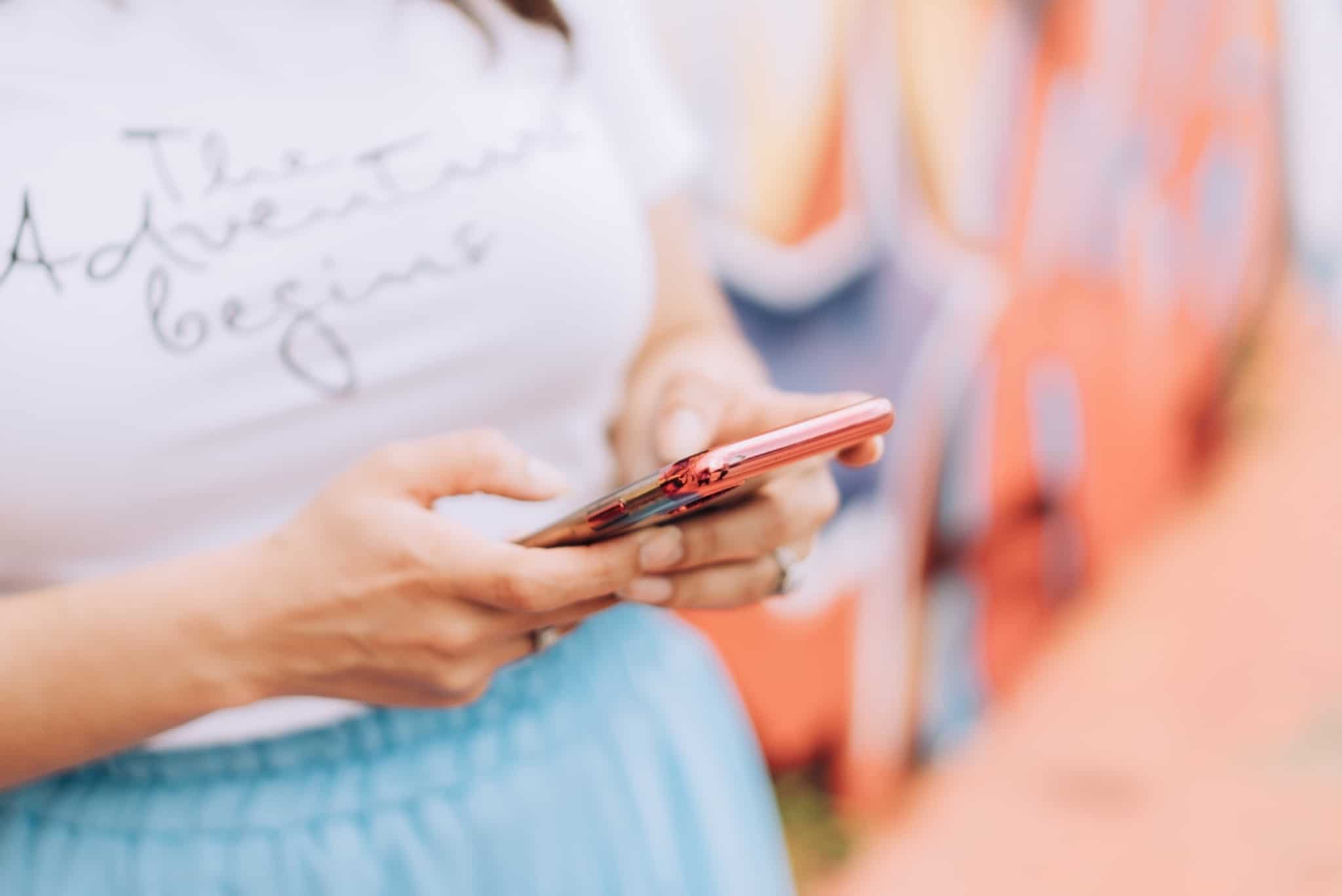 rapariga a mexer no smartphone a identificar fake news