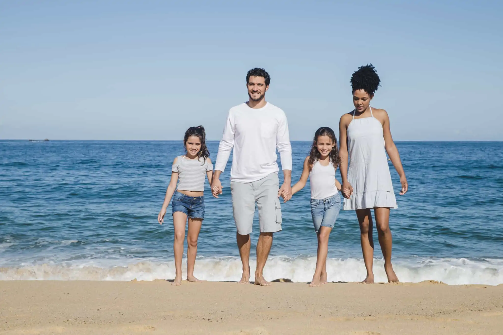 Conheça os prazos e as regras para marcar e gozar férias família a passear na praia