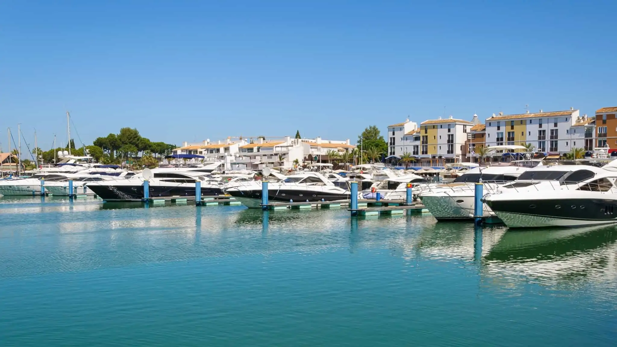 Manifestação de fortuna: saiba o que é e como atua a AT em caso de divergência iates de luxo na marina de vilamoura