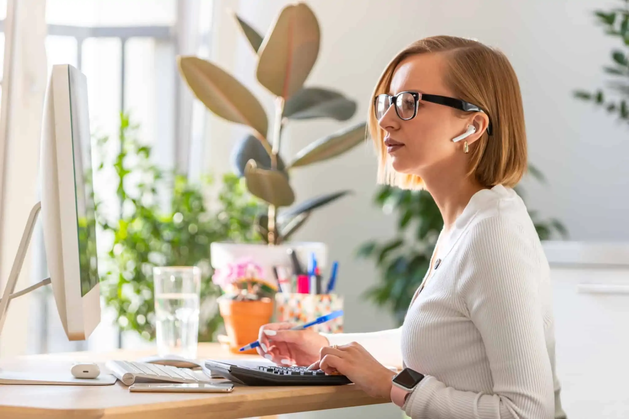 Tem direito ao teletrabalho, mas a sua empresa não o permite? Conheça os seus direitos e saiba como agir Mulher a trabalhar no computador desde casa