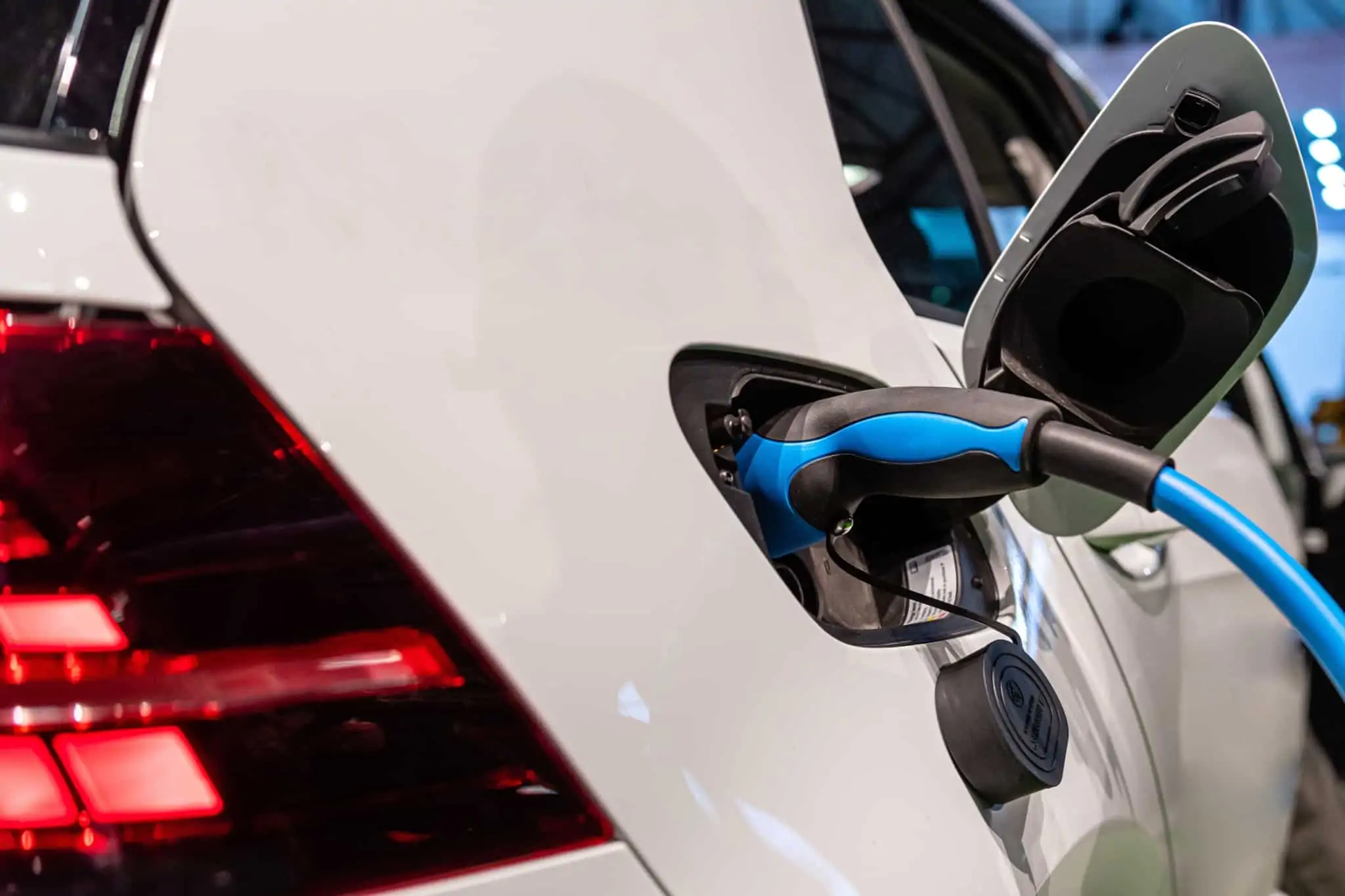 Carros híbridos: Vantagens e desvantagens Veículo elétrico a carregar num ponto de abastecimento