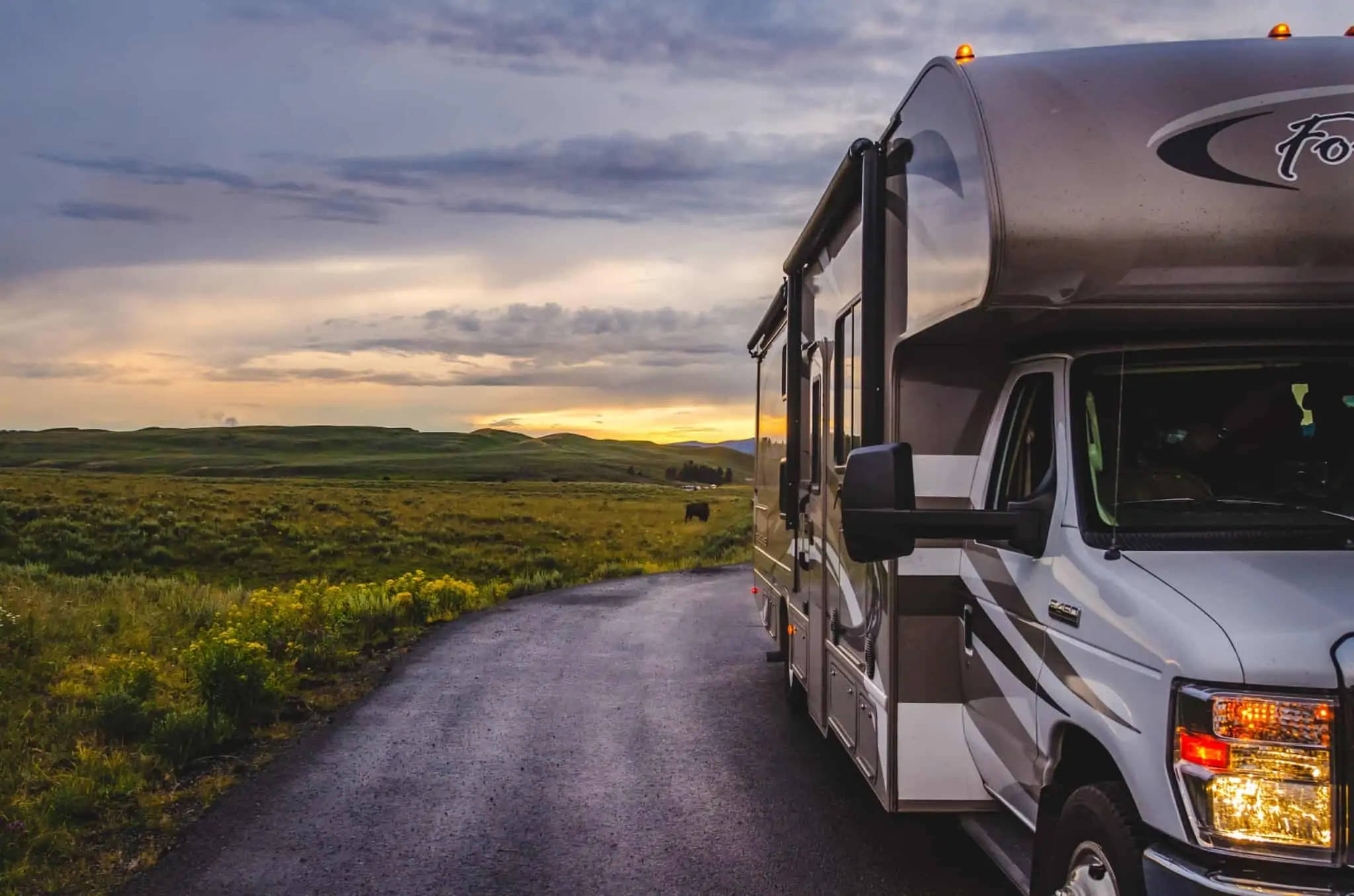 Seguro de autocaravanas: que coberturas existem e o que deve ter em consideração autocaravana na estrada