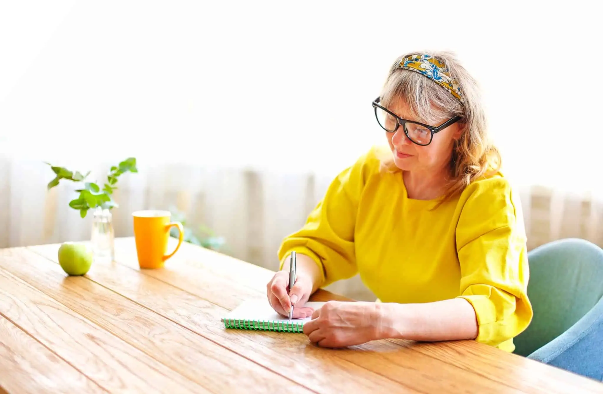 Complemento extraordinário para pensões de mínimos: o que é? mulher senior a apontar num bloco de notas