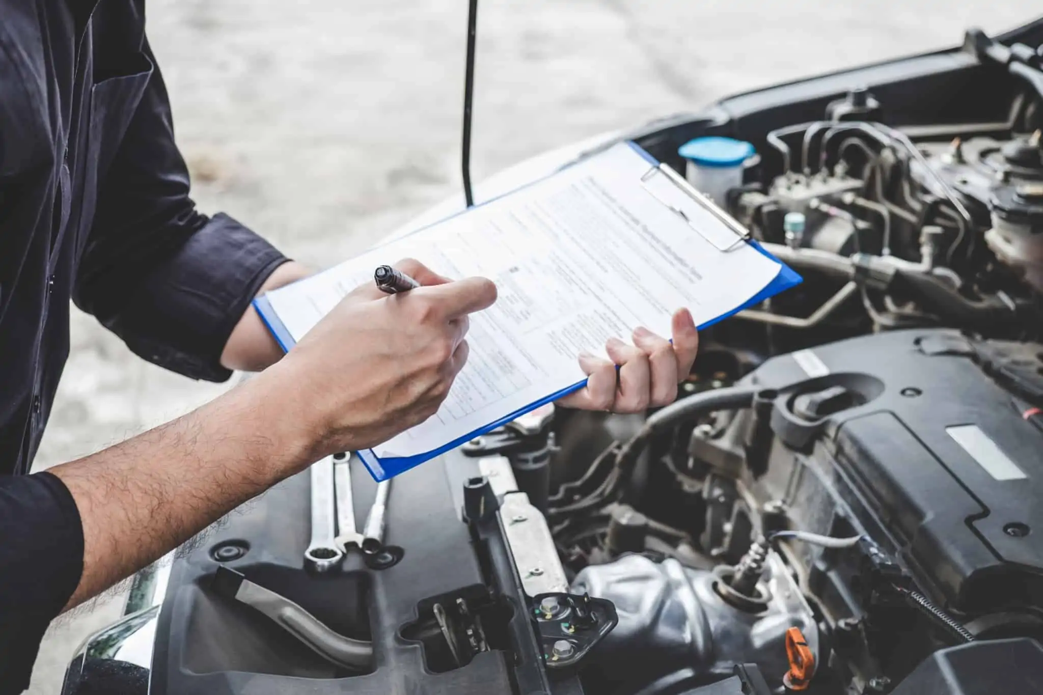 Problemas com uma oficina automóvel? Saiba os seus direitos e como deve proceder mecânico a apontar os problemas do automóvel
