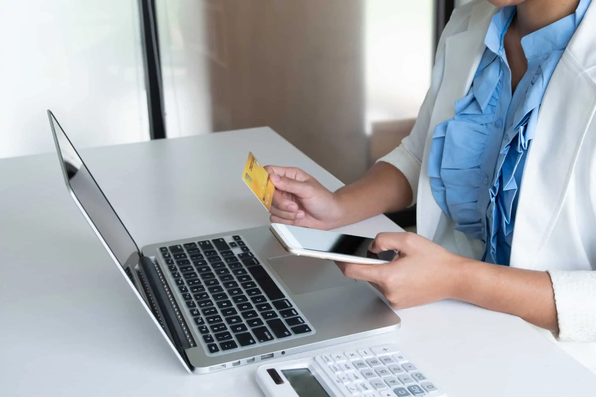 Cuidados a ter na contratação de seguros online jovem mulher a comprar online