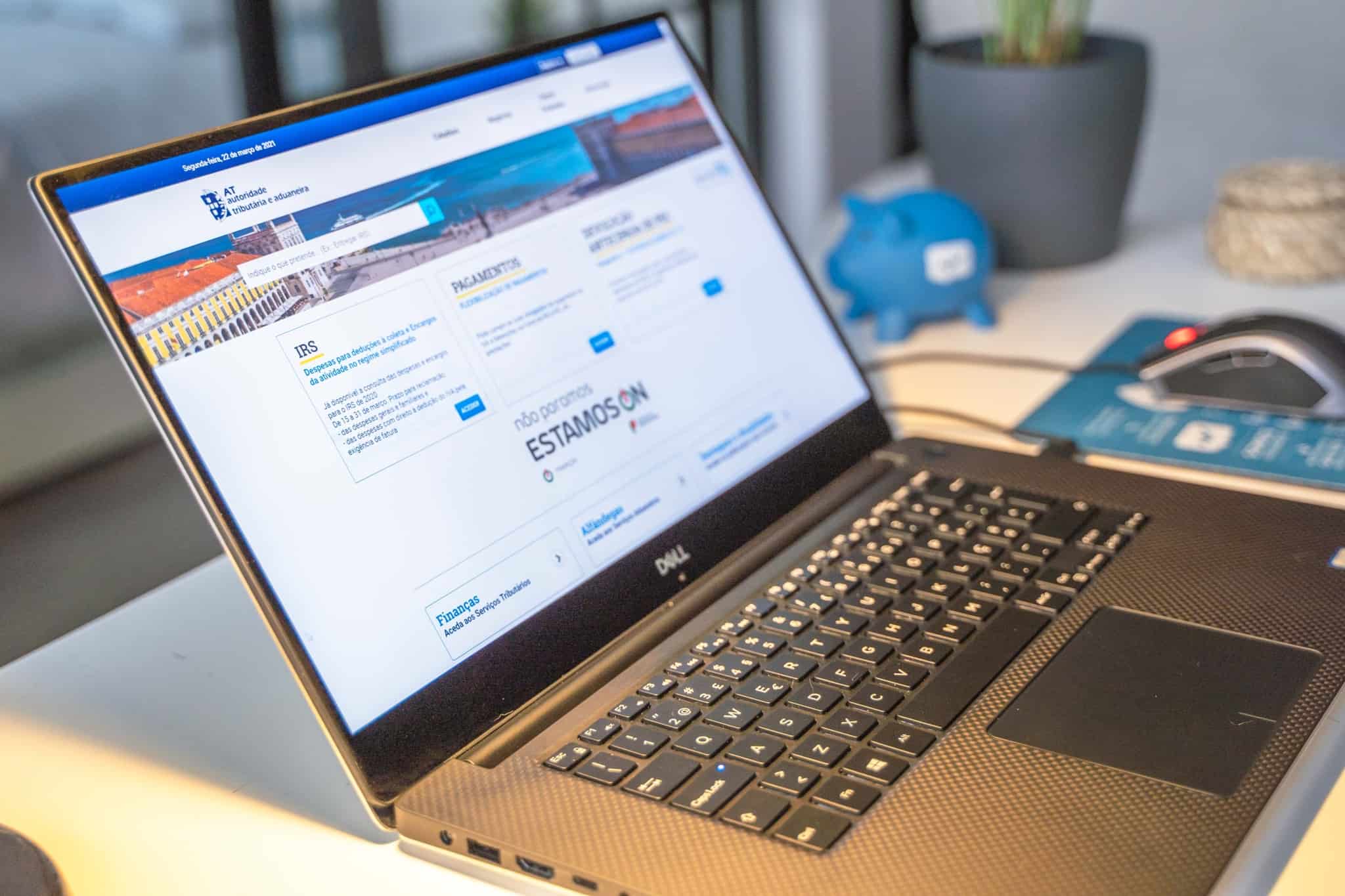 pc portátil com o portal das finanças no ecrã