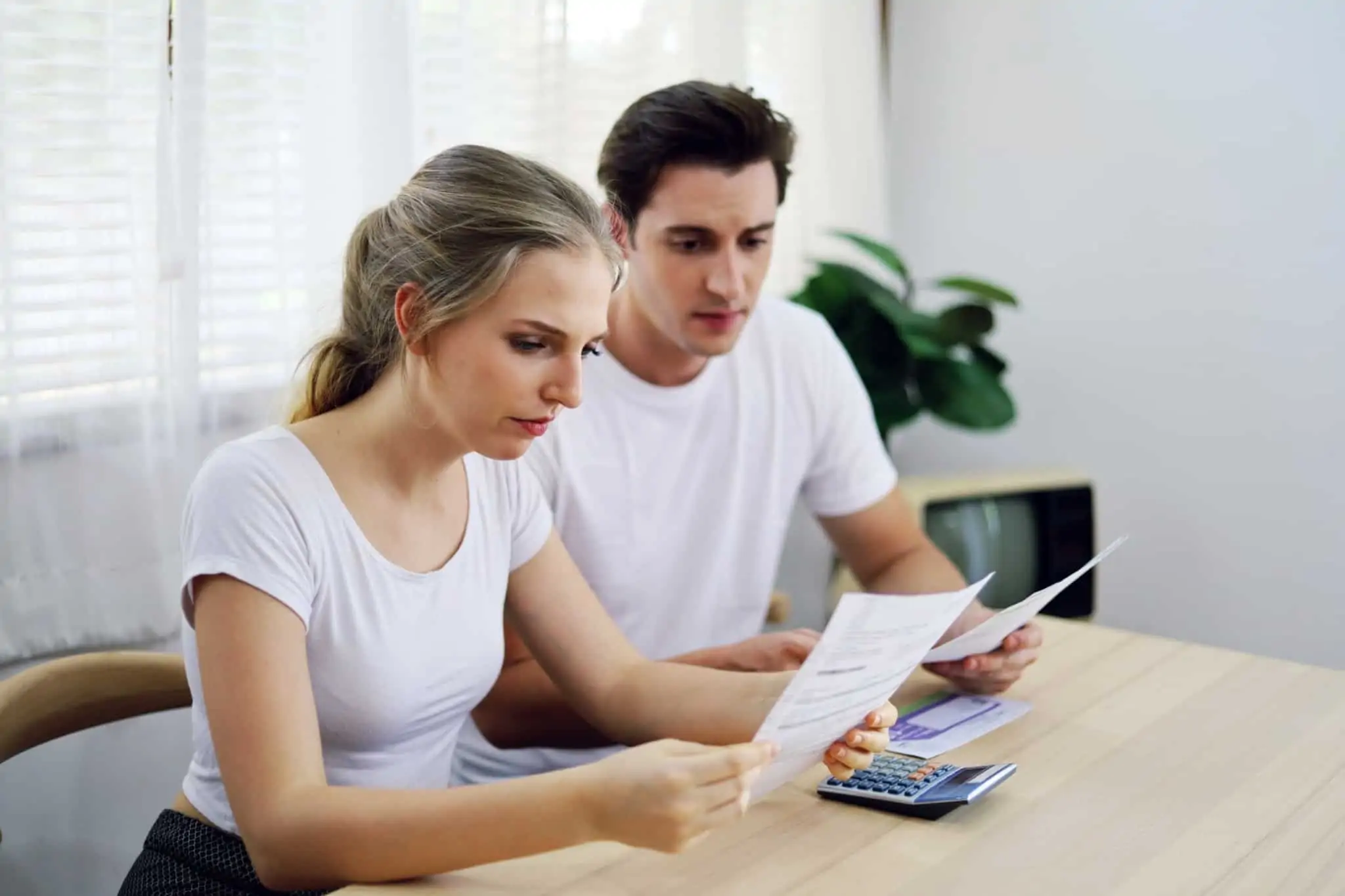 Quanto tempo demora um divórcio amigável em Portugal jovem casal analisa os documentos para pedir um crédito construção para uma casa em planta
