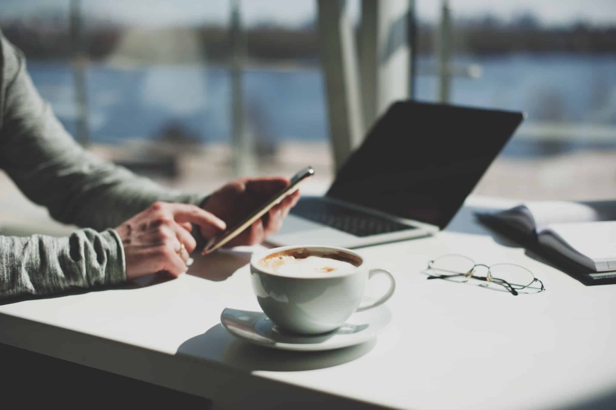 empreendedor trabalha numa esplanada